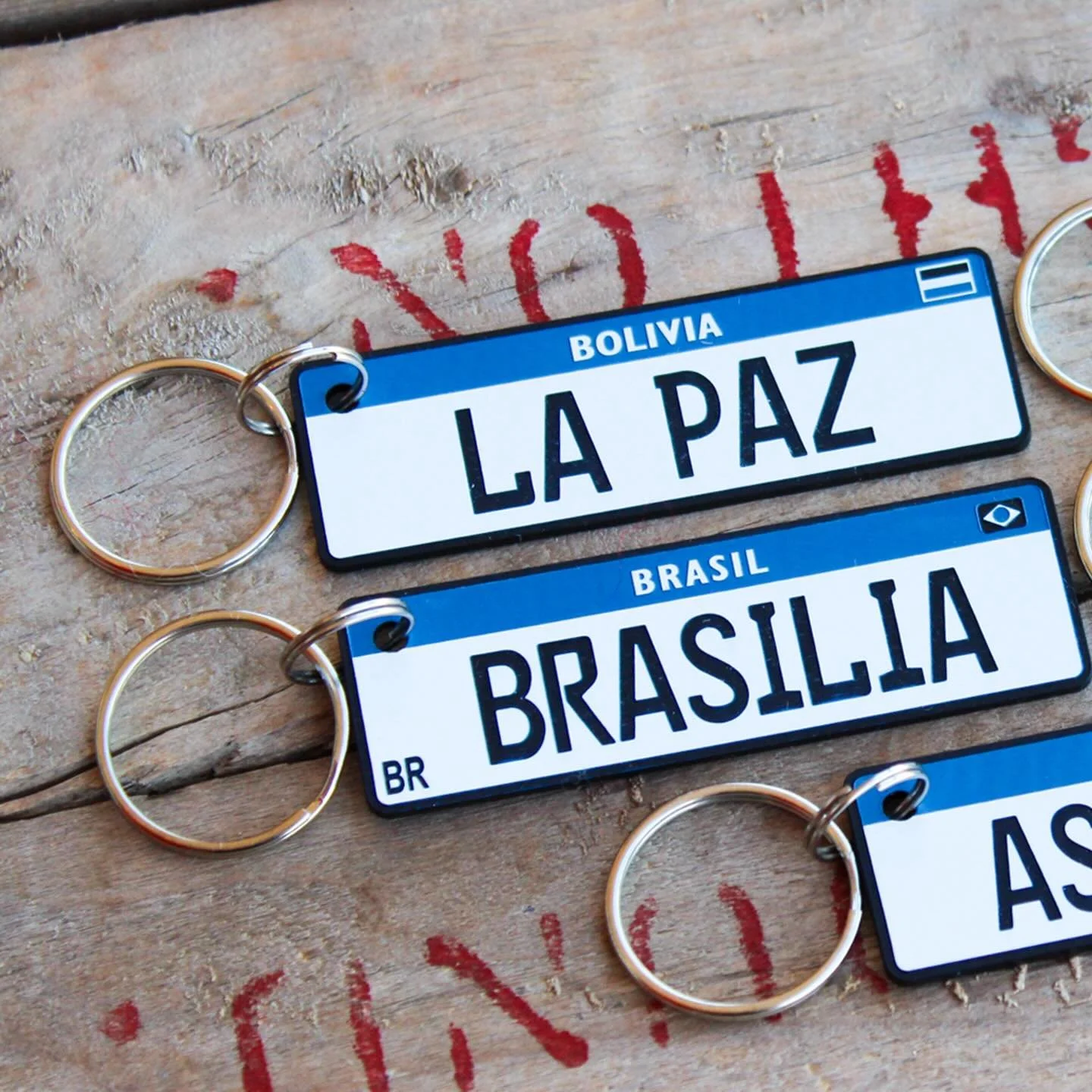 5 new countries have been added to our license plate keychain collection! ✨

Brazil, Argentina, Uruguay, Paraguay and Bolivia are part of the Mercosur and share the same license plate, only changing the flag in the corner and the text at the top.

Th