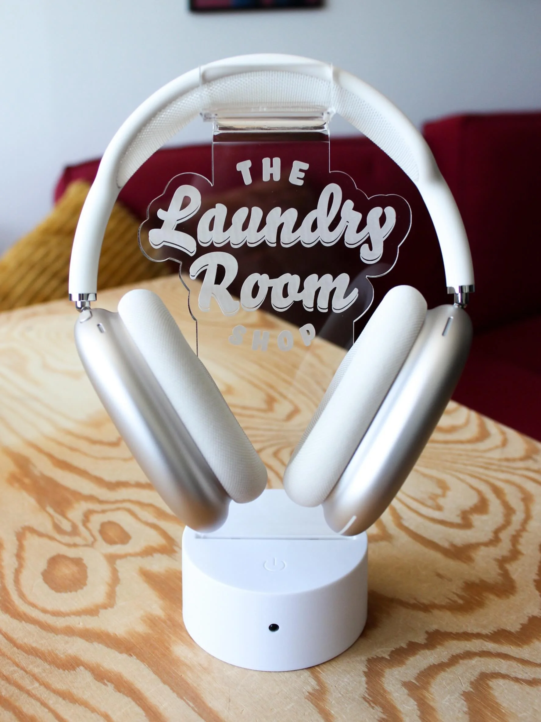 Just sharing this headphone stand here because we love how it turned out 😍

#headphonestand #airpodmax #ledsign #gamingsetup #personalizedgifts