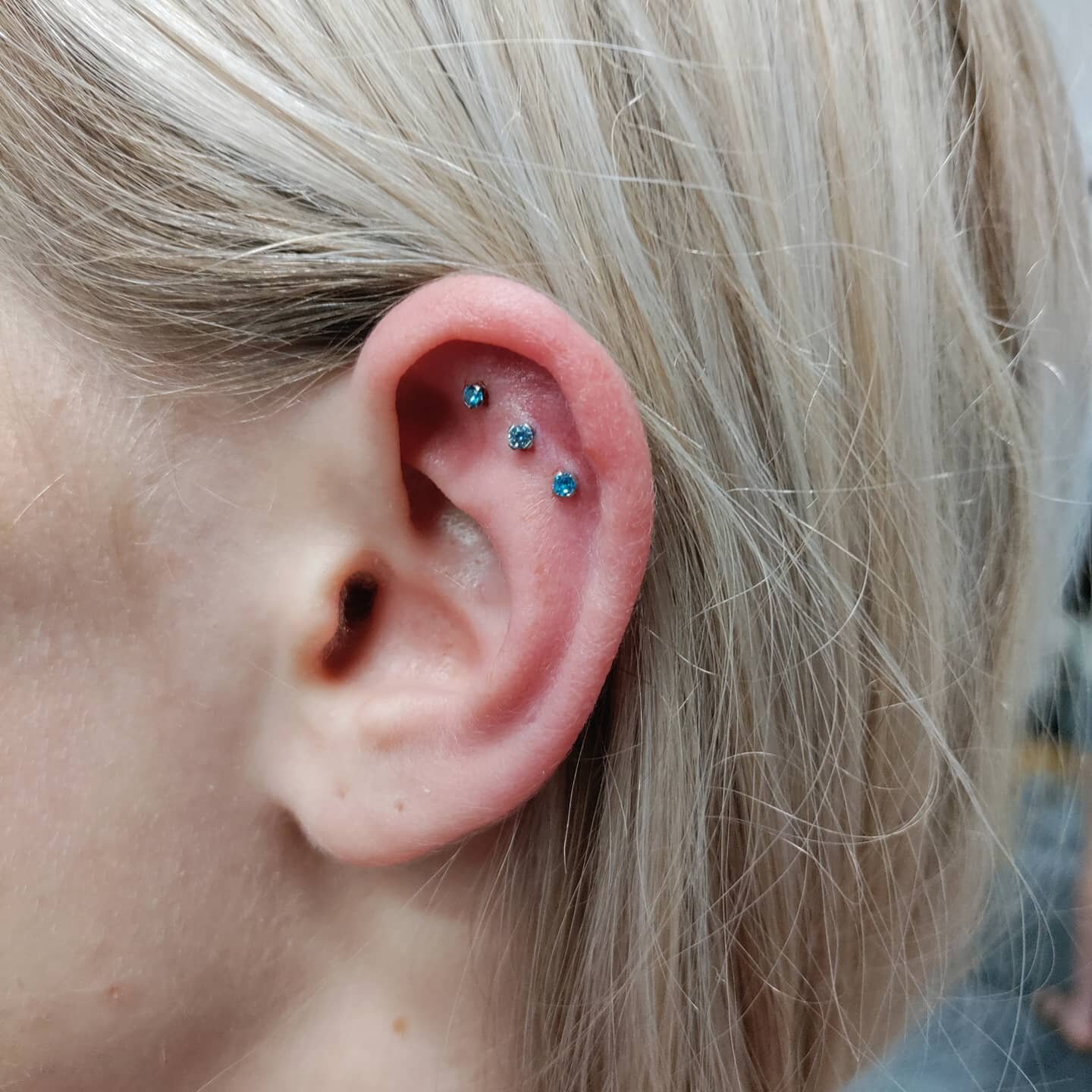 #triplecartilagepiercing from yesterday! An excellent solution aesthetically if you lack the proper anatomy for an industrial piercing. We make it work ☺️

@arielmasonpiercing
