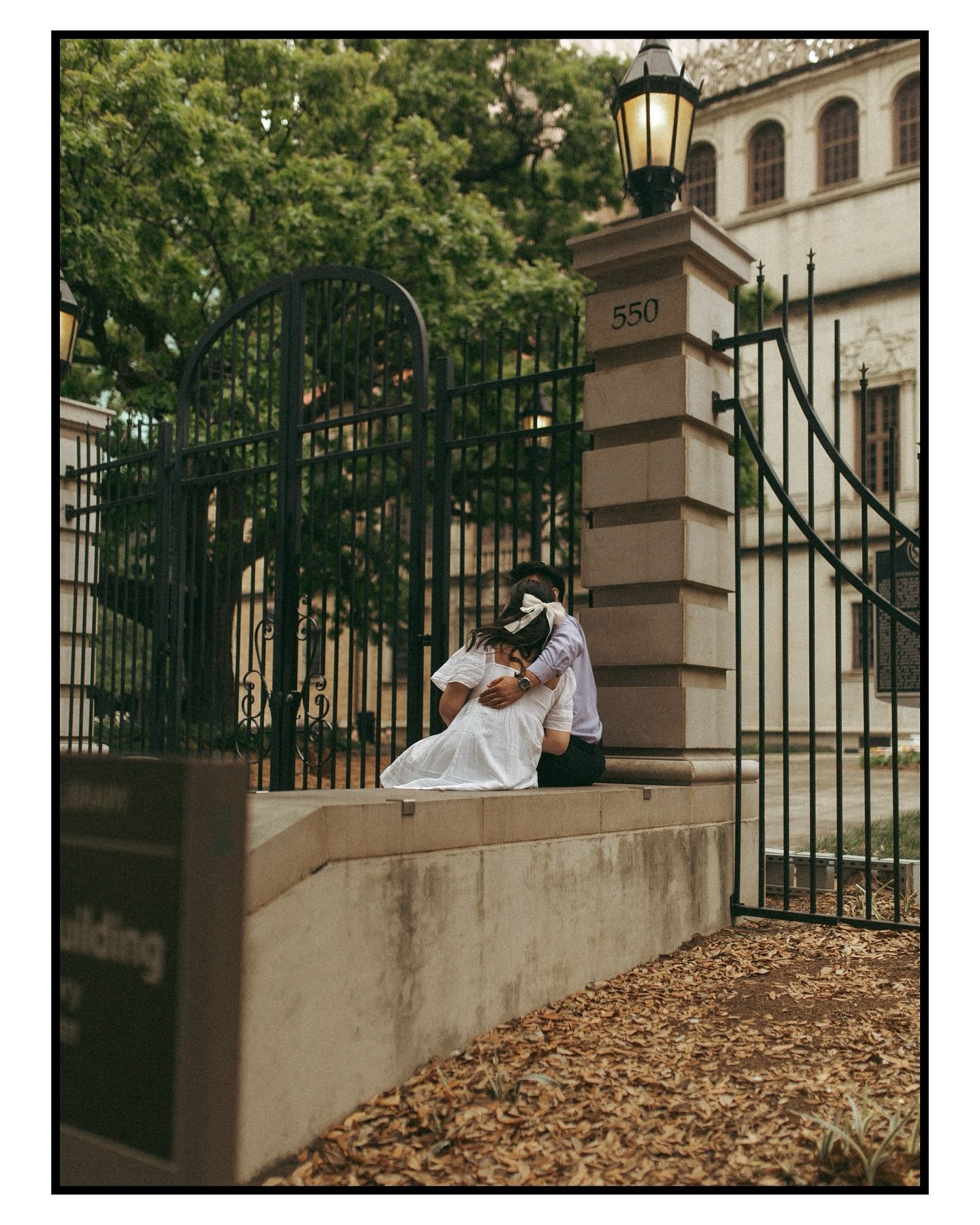 We&rsquo;re for the lovers 💕
&bull;
&bull;
&bull;
#houstonphotographer #houstonportraitphotographer #houstonseniorphotographer #houstonweddingphotographer #houstontx #buildandbloom #houstonengagementphotographer #downtownhouston #houstonboda #housto