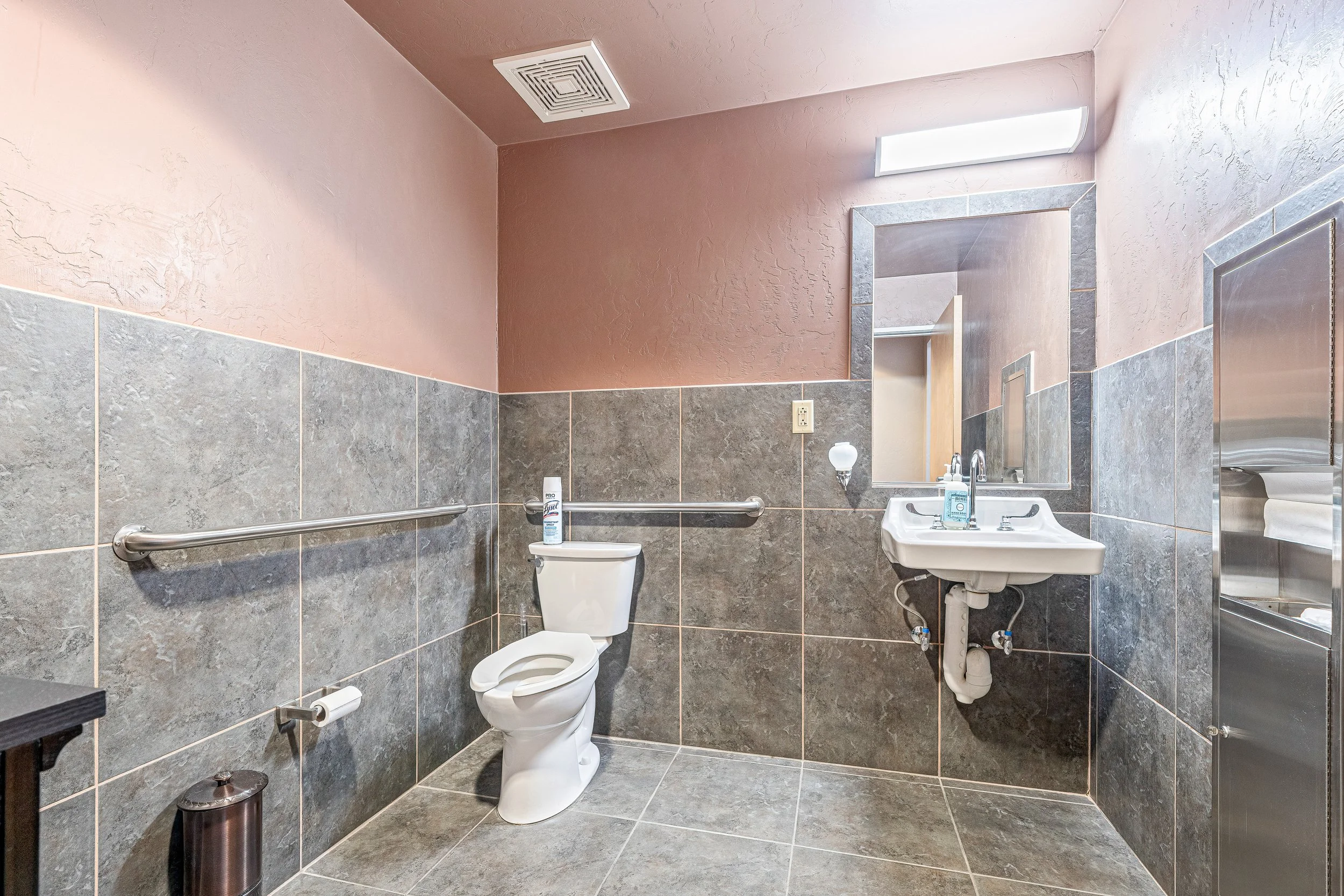 9-Bathroom (1 of 3).jpg