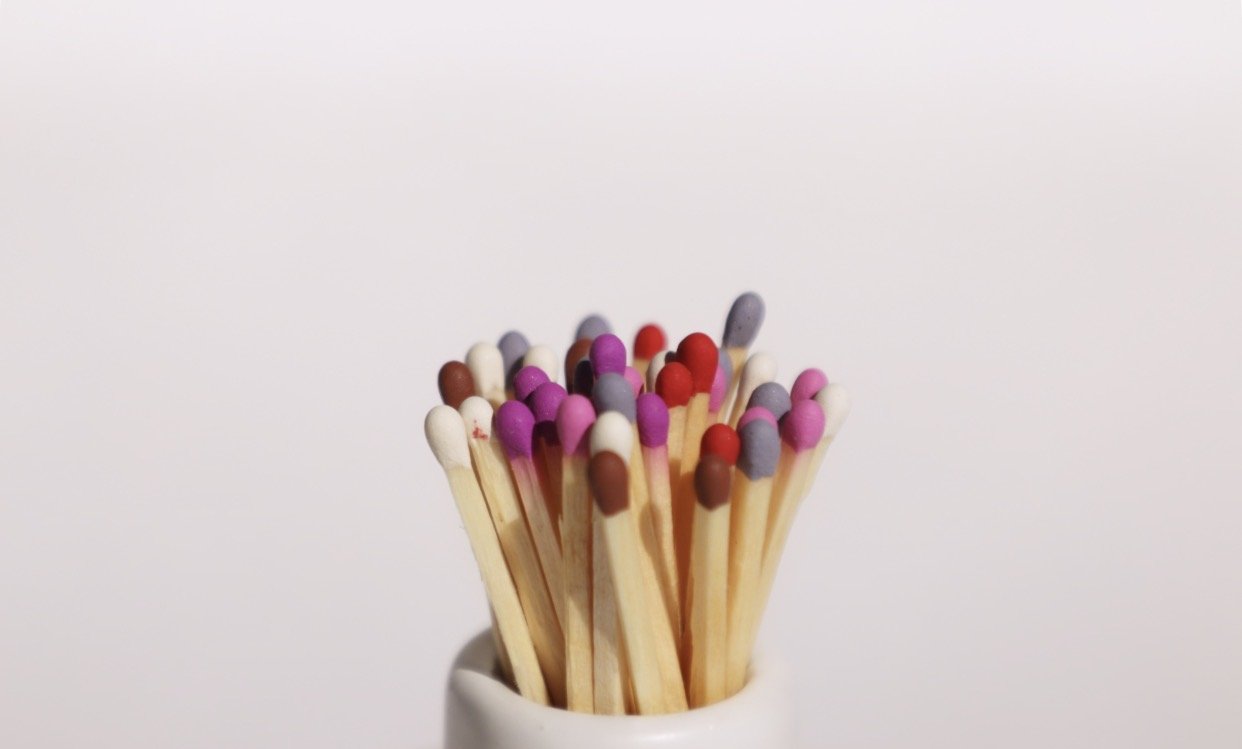 Bright coloured matchstick set featuring long, slender matches with a soft, pastel hue. The set is neatly packaged, perfect for adding a touch of charm to any candle lighting experience or as a decorative accessory