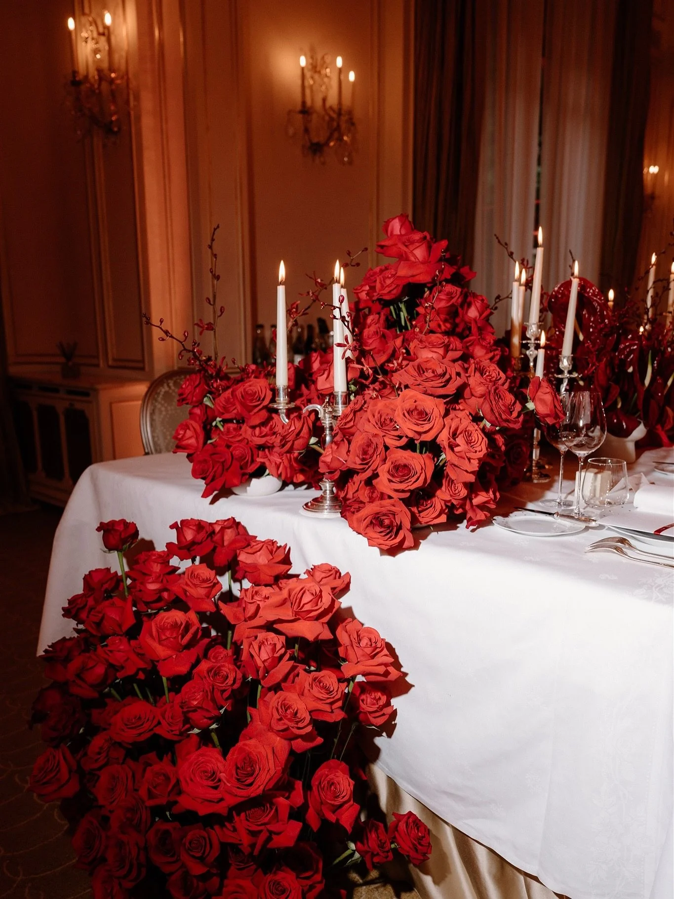 AMOUR &agrave; Paris🌹

Zoila &amp; Richard&rsquo;s intimate wedding day and a reception setup of my dreams! Still in awe of this day! &hearts;️

Planned by @officiant.europe 

#pariswedding #parismonamour #france #frenchwedding #weddingreception #mo