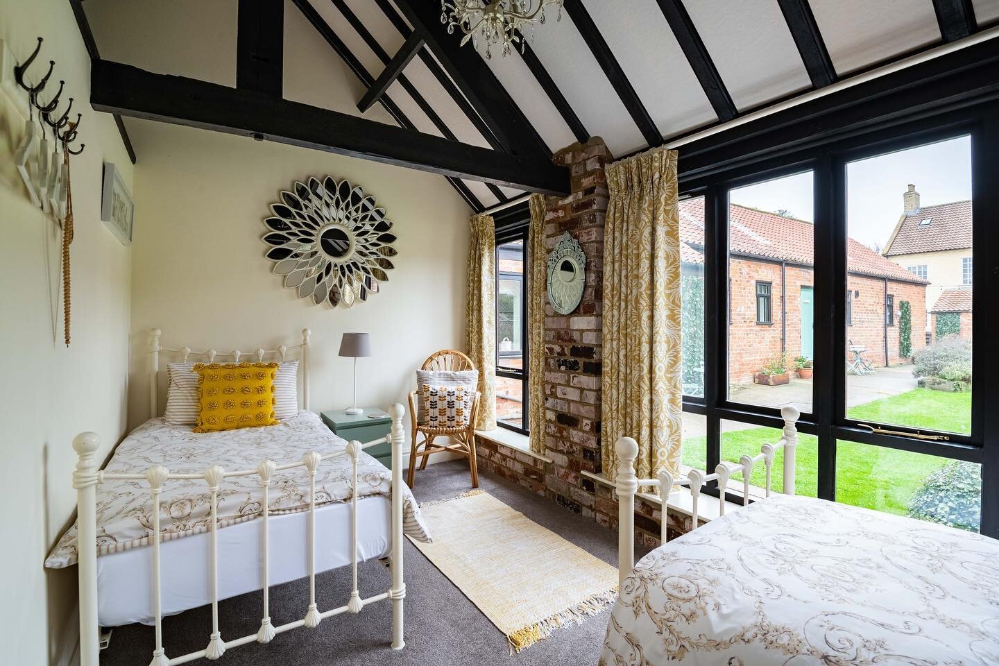 The lovely twin bedroom in Cherry Cottage 🏡⁠
⁠
⁠
⁠
⁠
#twinbedroom #interiordesign #ukholiday #uktravel #holidaycottage #countryside #ruralretreat #petfriendlyholiday #welcometoyorkshire #uniquehomestays ⁠