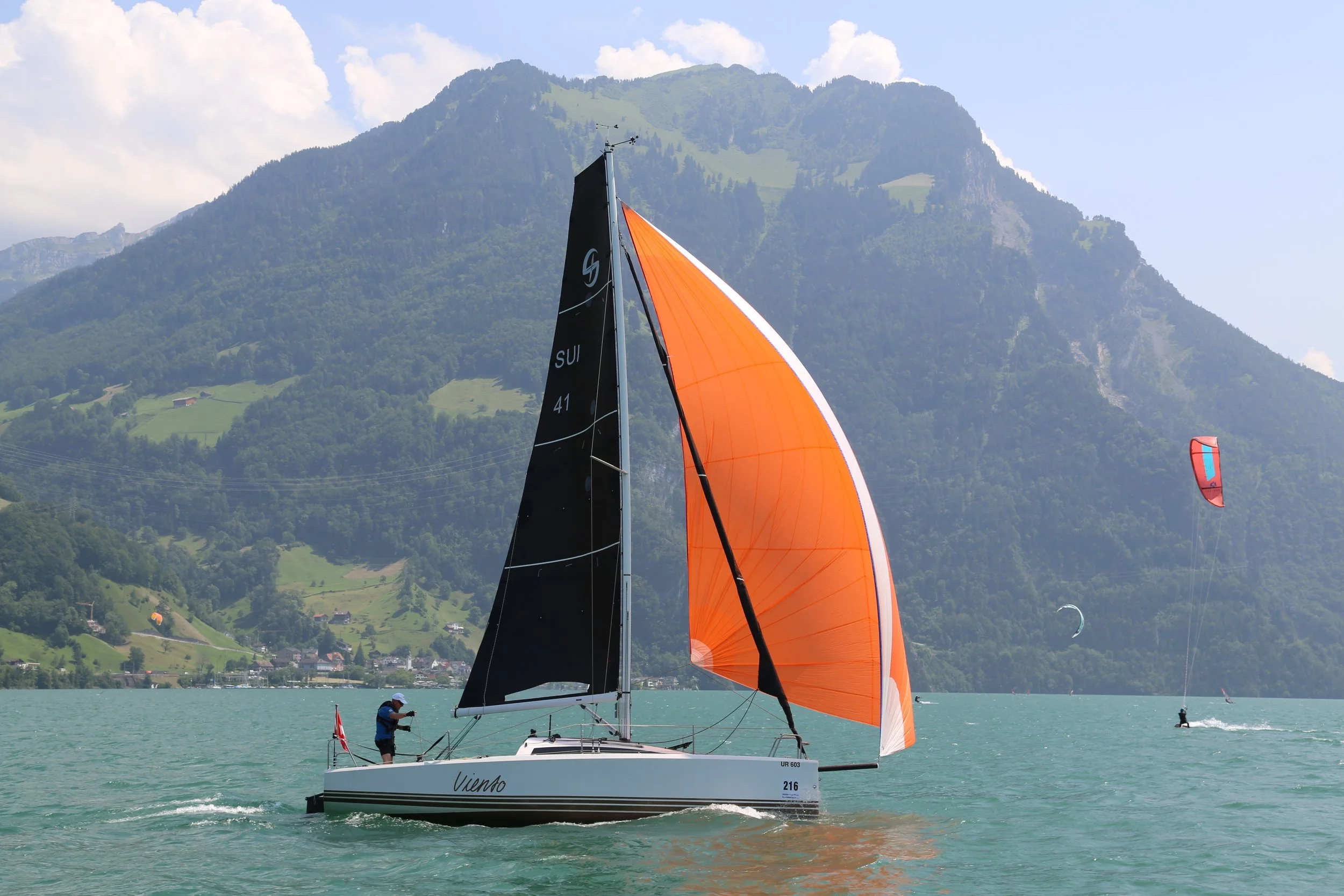 Single Handed Gennaker Set bei 20Kn. Wind