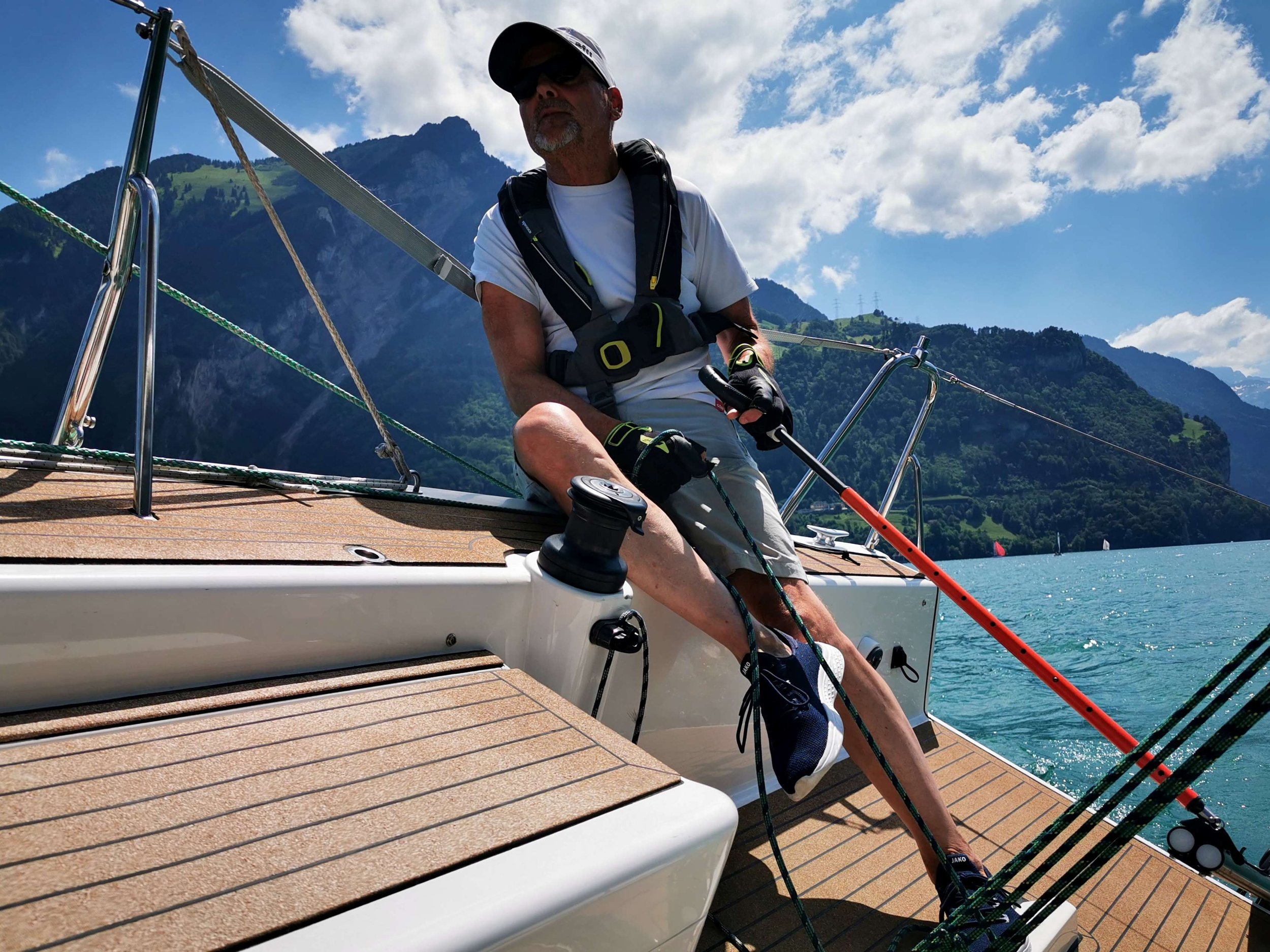 Segeln mit aufrechtem Oberkörper für eine bequeme und sichere Haltung