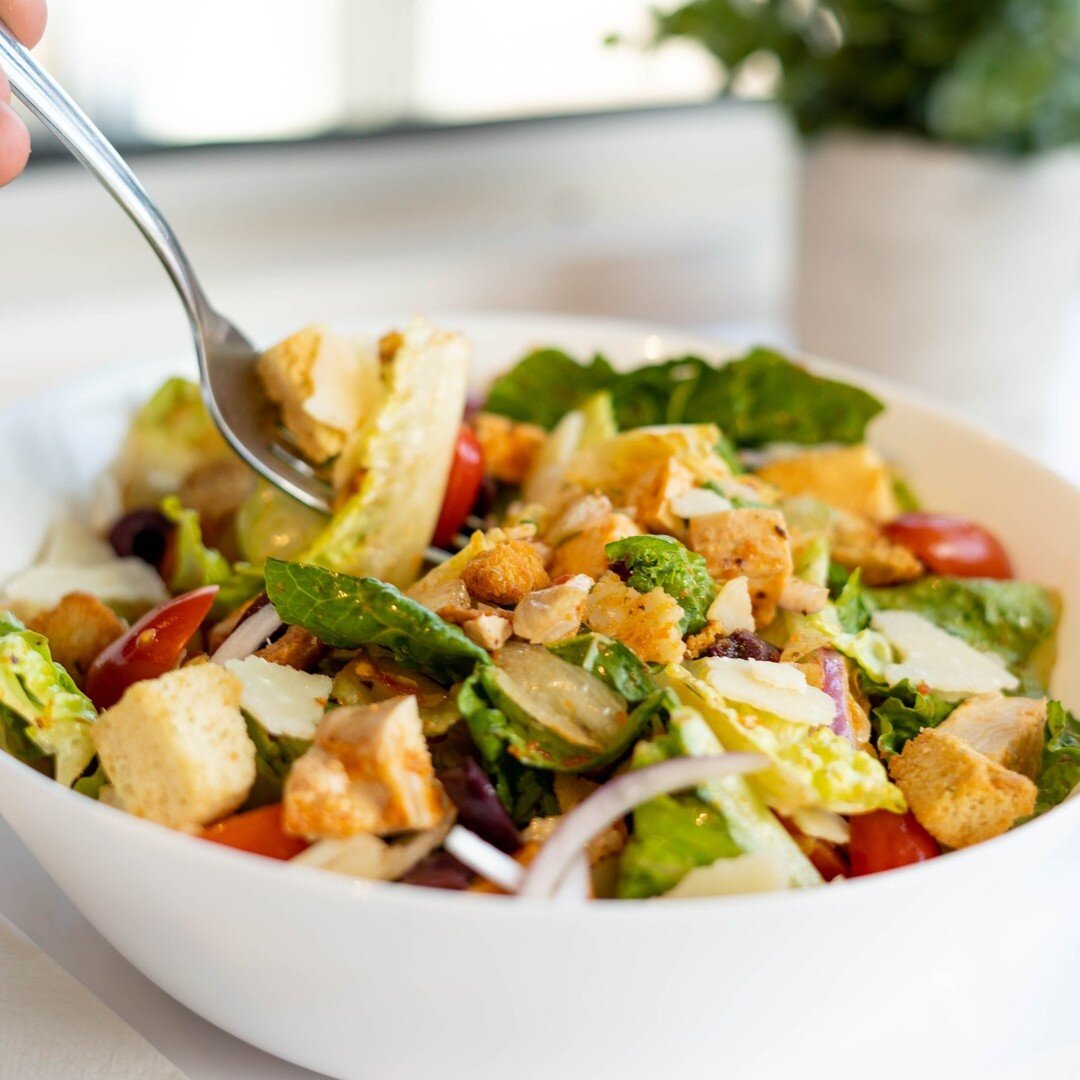 Salade du mois 🥗
Poulet parmesan 😍

Mix de laitues Olivia, poulet, parmesan, tomates, olives kalamata, croutons, oignons rouges, vinaigrette aux tomates s&eacute;ch&eacute;es

www.oliviabistro.com