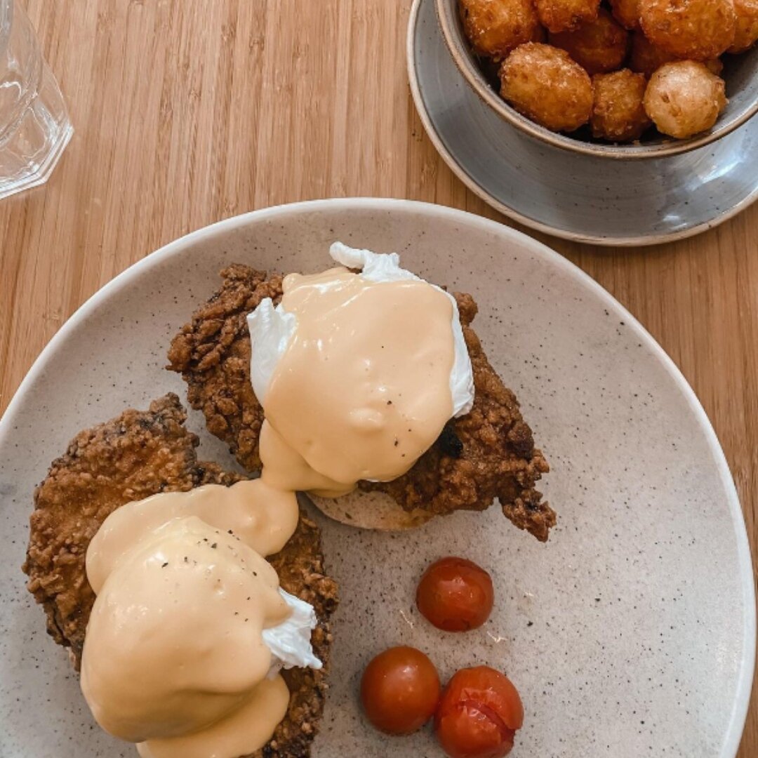 If you've not tried Eggs Benedict with fried chicken yet, you're missing out! 😍 ⁠
📸 : @_mollieelisabeth #FanPhotoFriday
