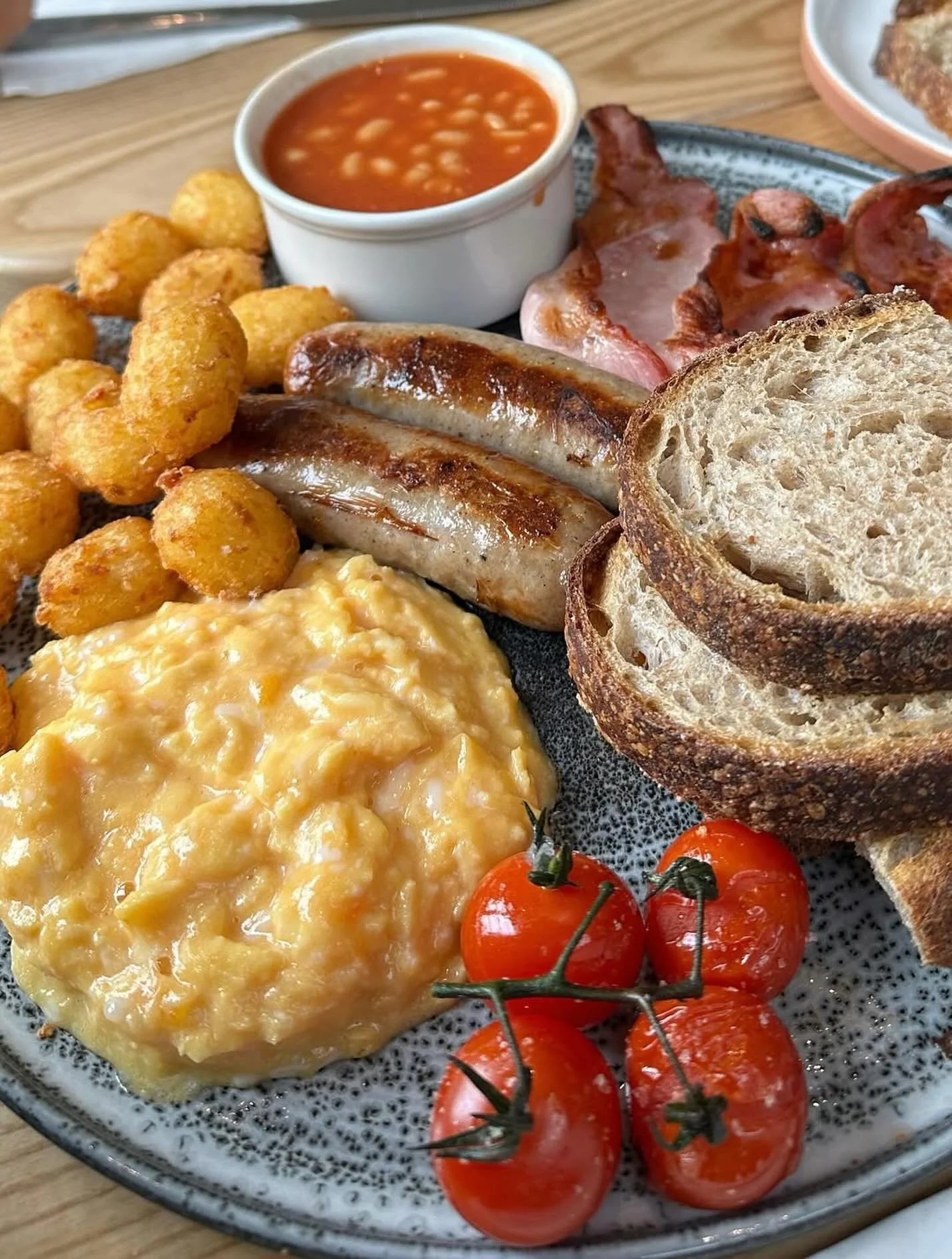 Sometimes all you need is a proper full English 🥓 

Controversial opinion: black pudding swapped for extra sausage? 🤔🍳

📸- @miss_foodie_finds