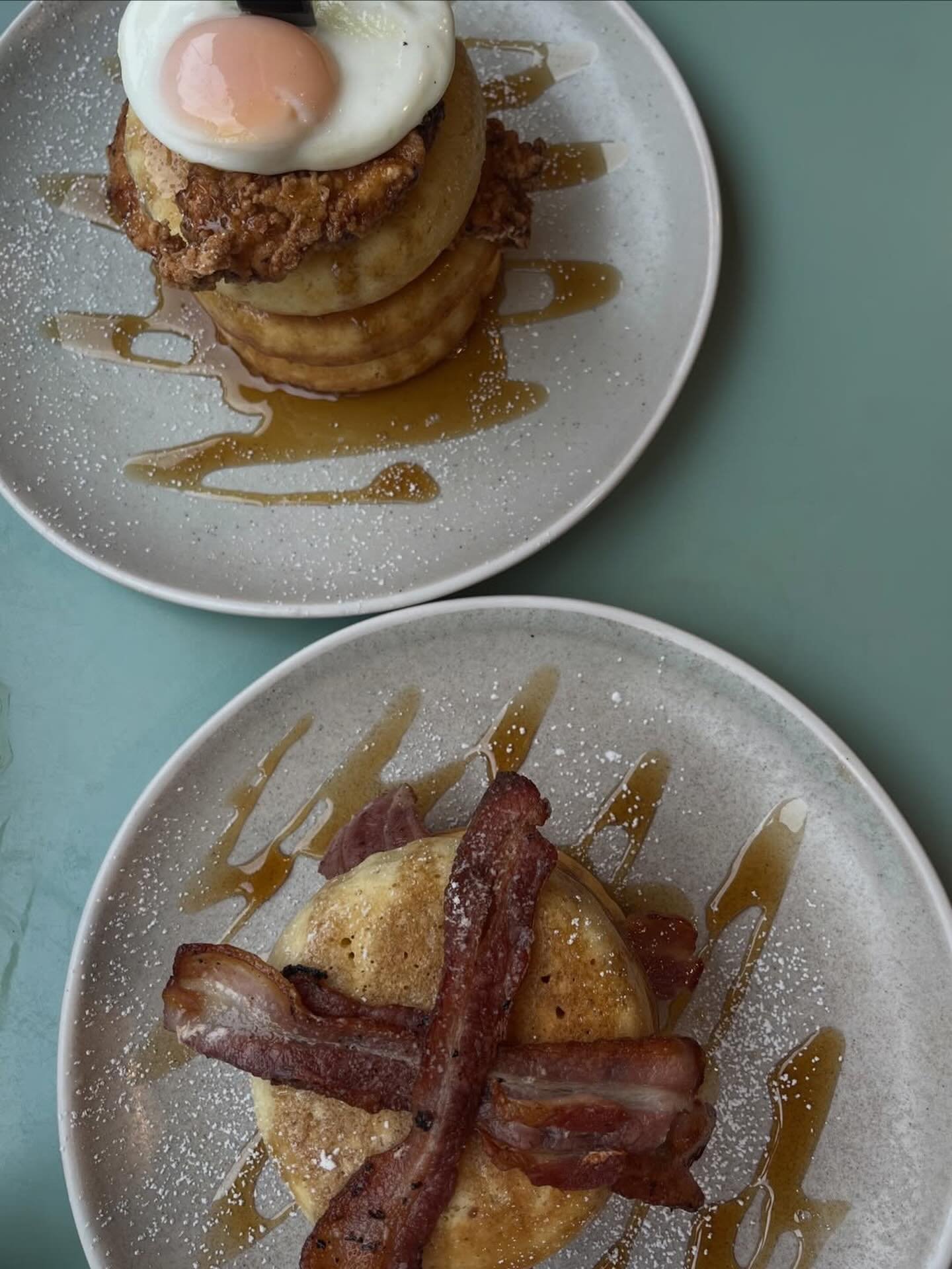 The kind of brunch table we like to see 🥞

Fried chicken pancakes on one side, bacon pancakes on the other.

📸 - @eviecfit
