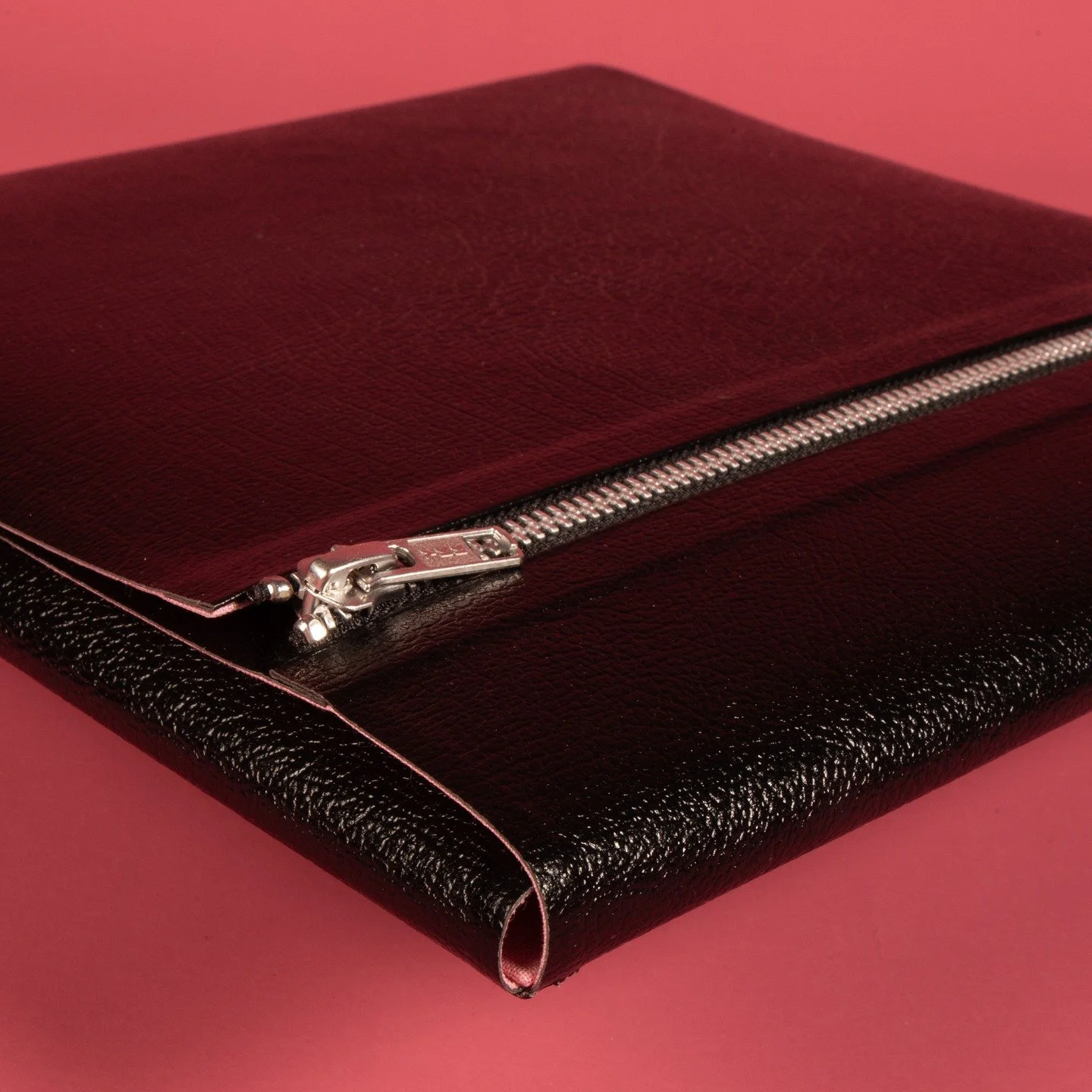 Verlo - G&eacute;n&eacute;rique

A real privilege to make the records for @jesuisverlo stunning limited edition debut 10&quot;, these are available to pre-order via @state51 and launched on the 28th November.

We wanted the folio editions to unzip li