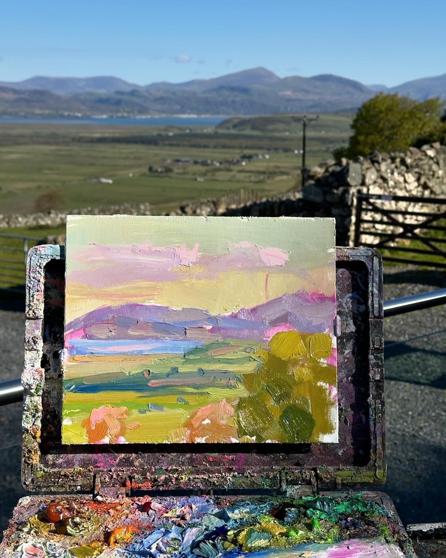 2 early morning paints in Wales looking over Harlech beach with @sarahmanolescueartist and @georginapotterartist 

Off to the beach 🏖️ 

#paintingfromlife #pleinair #oilpainting #harlech #wales #snowdonia