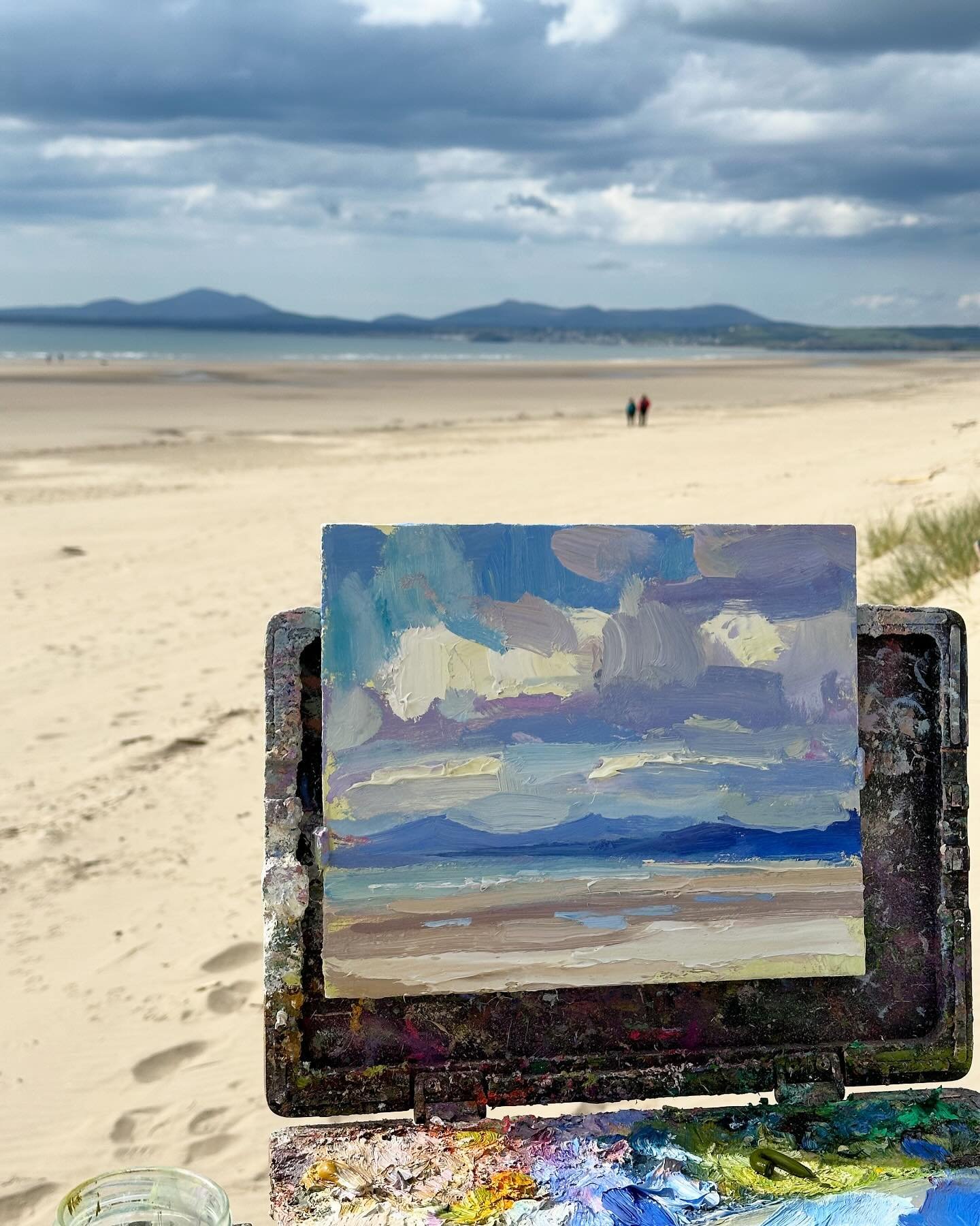 Yesterday&rsquo;s beach paint on Harlech beach - THE most perfect painting conditions. And then my painting fell in the sand 🙄

Happy painting days with @georginapotterartist @sarahmanolescueartist 🌊 

#harlech #paintingwales #paintingfromlife #ple