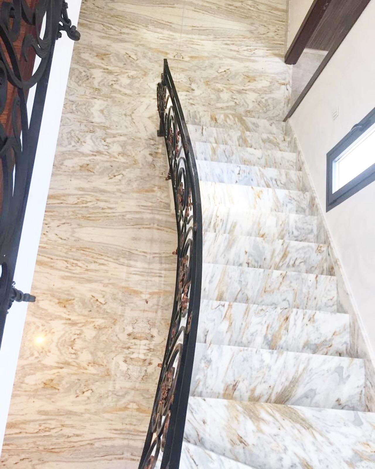 Esta escalera es de Blanco Calacata, es un material elegante y exclusivo, el cual sale de las canteras de Macael, en Almer&iacute;a. 
Un gran producto nacional. 

#marmol #marmolistas #marmolnacional #dise&ntilde;odeinteriores #casasbonitas #escalera