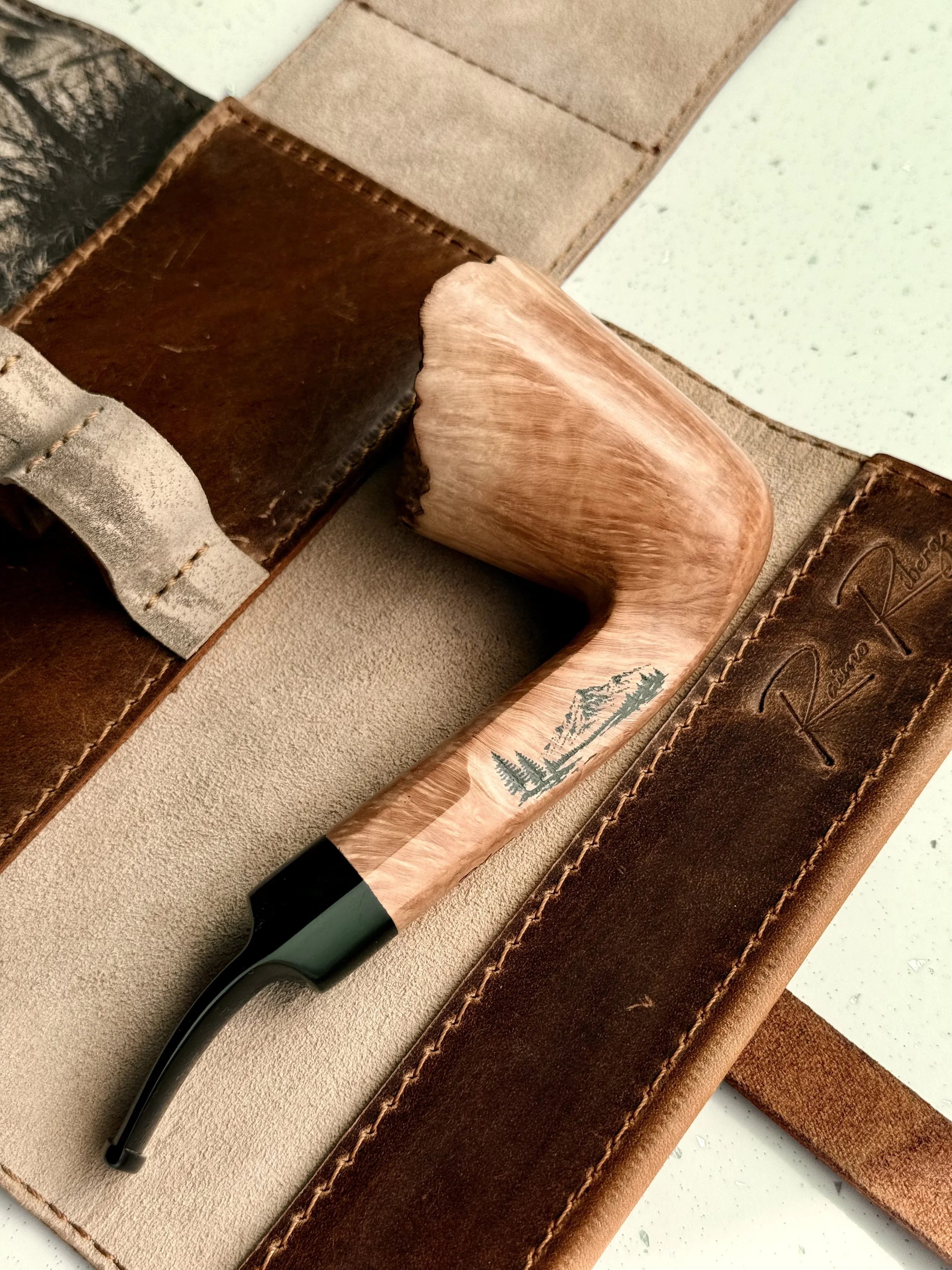 Handgefertigte, glatte Dublin-Briar-Tabakpfeife mit natürlicher, gerader Maserung und schwarzem Acrylmundstück von Riberg Pipes.