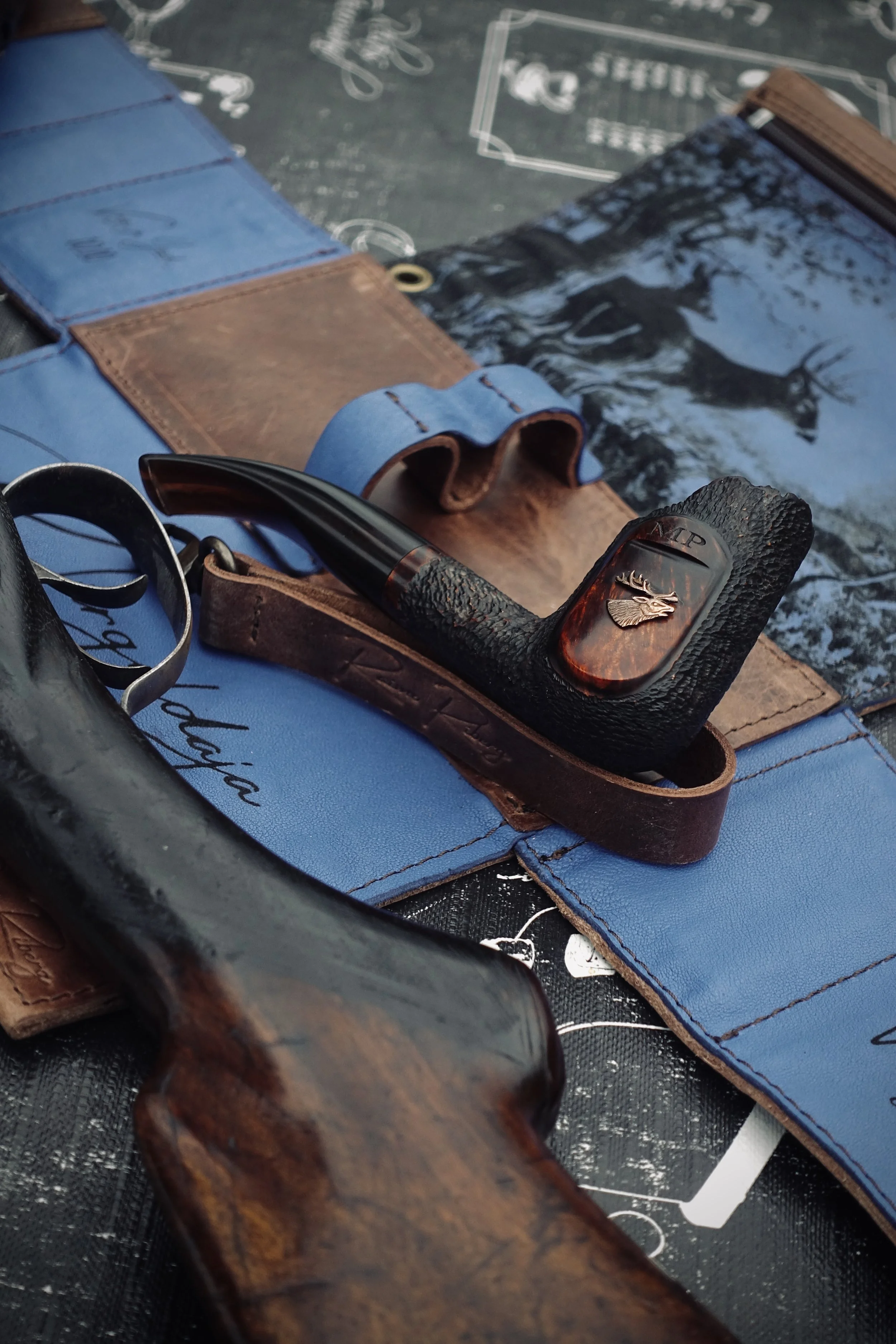 Premium Hand Carved Briar Wood Tobacco Pipe. Experience the epitome of luxury with premium hand-carved briar wood tobacco pipe. Meticulously crafted by skilled artisan, this pipe combines artistry and functionality for a truly unique smoking experien