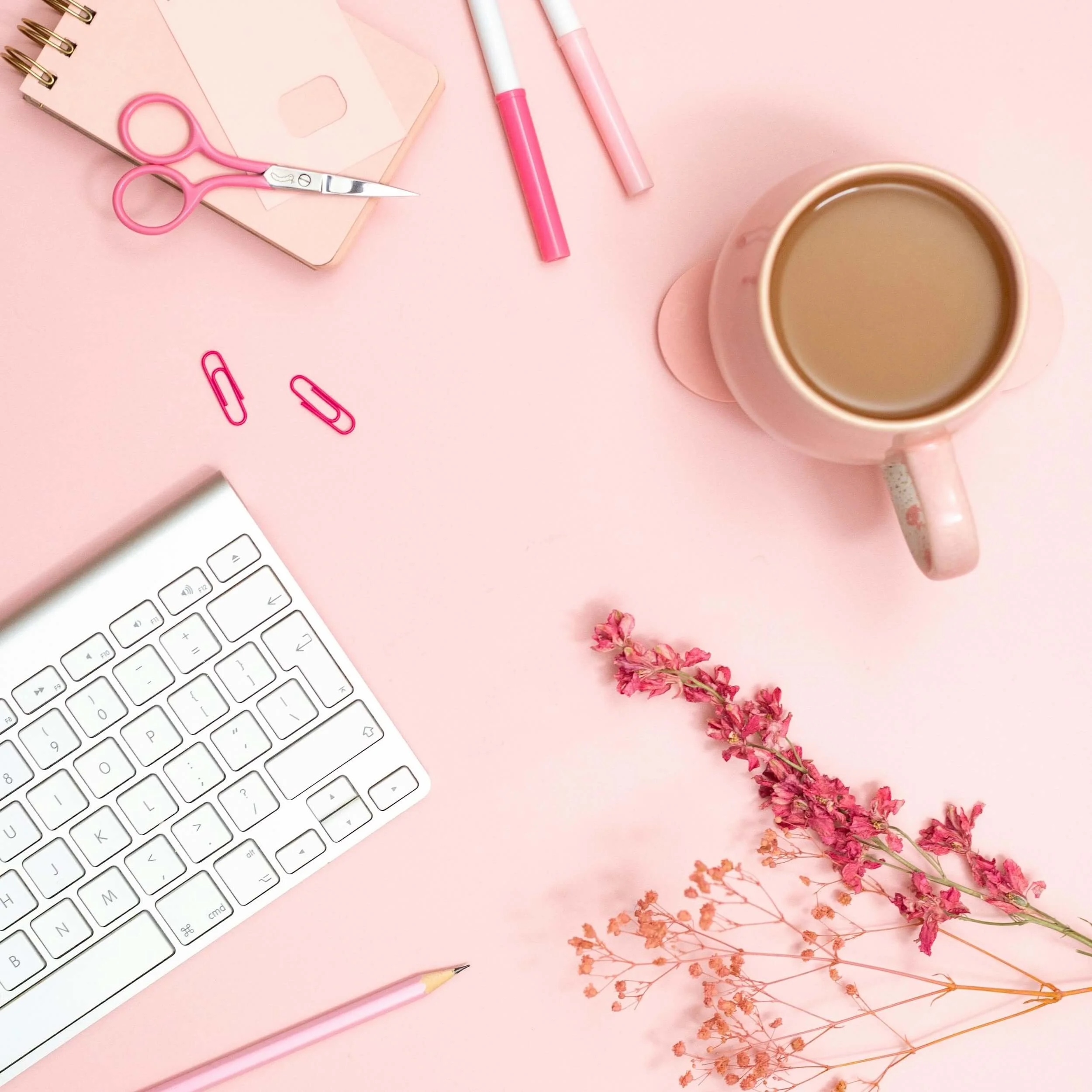 Photo pink desk aesthetic by Jilly Noble on Pexels