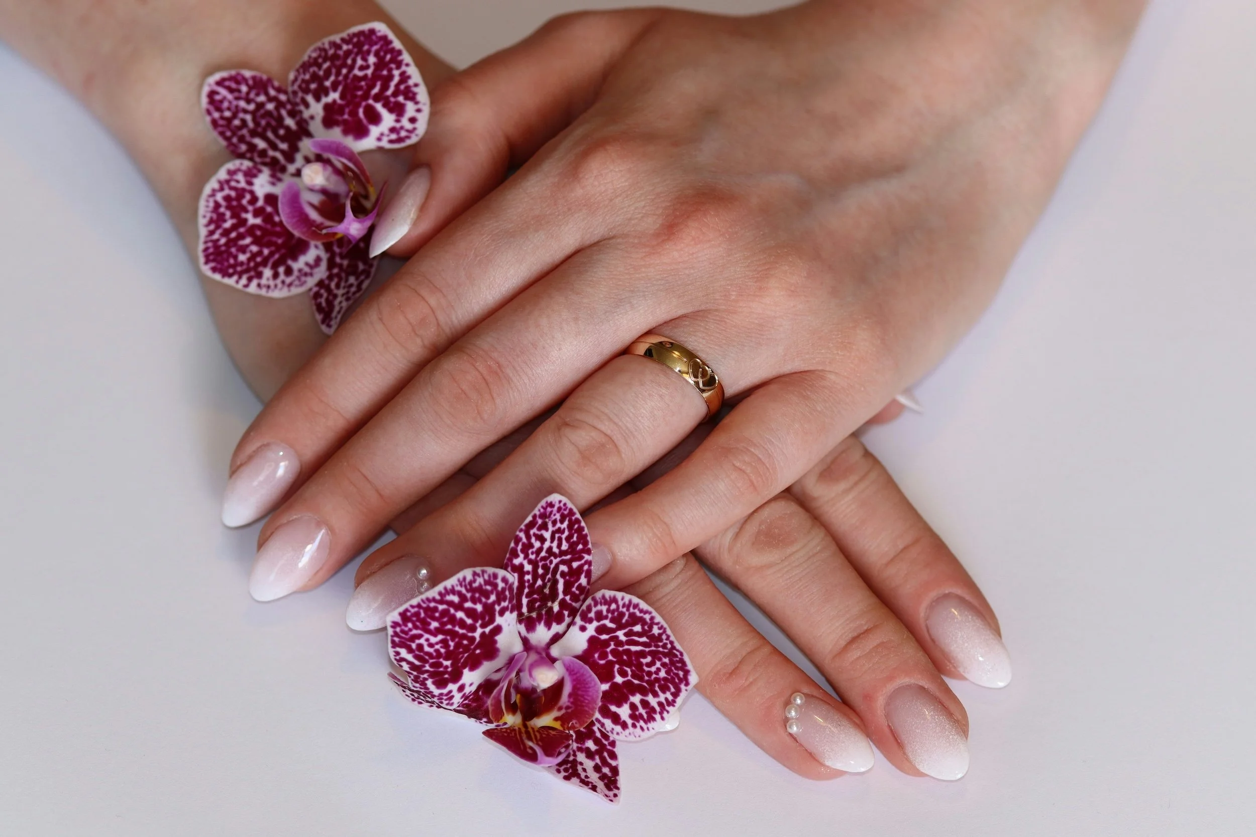 Fresh milky pink manicure with orchids by Gabriel Lenca on Unsplash