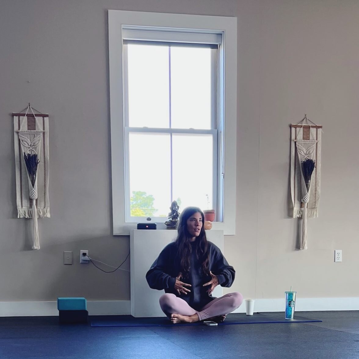 Jai ma 🐅 Hannah channeling some divine light force, assisted by caffeinated beverage. &mdash; @belovedbakasana 

#yogaptown #ptown #yoga #capecod