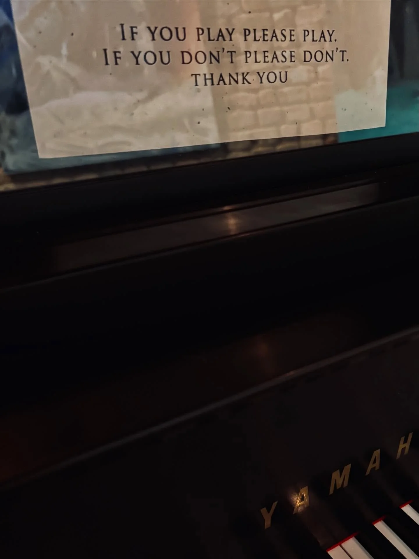 My favorite sign of the night. If you play, play. If you don&rsquo;t, please don&rsquo;t. #piano #robertlangestudios