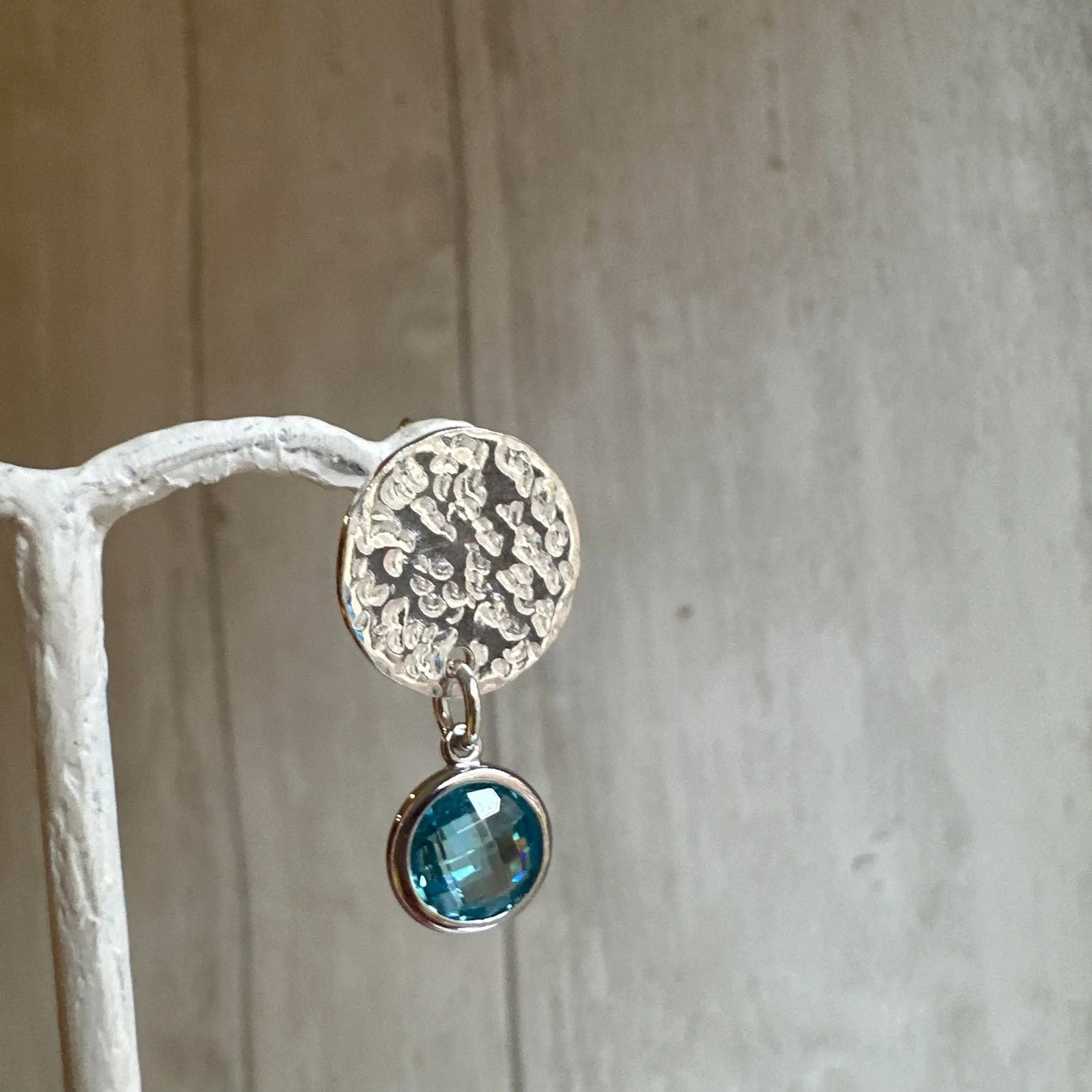 I made these wee drop earrings for a friends birthday and I think I might have to make more. Aside from being lots of fun to make, they just catch the light so beautifully. Sometimes the simple designs are just the most beautiful. I love the waters e