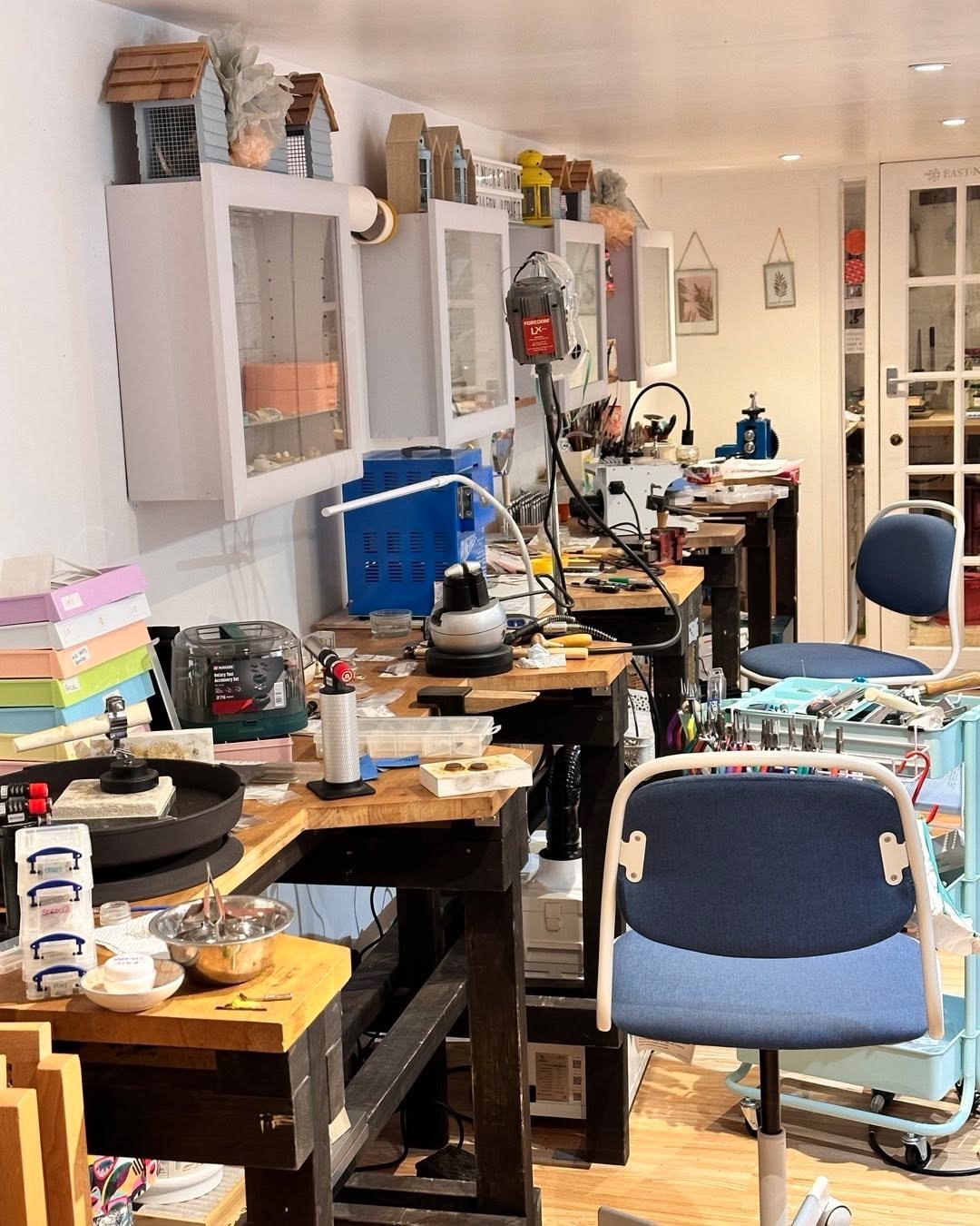 For all the people who visit for classes and tell me &lsquo;Wow it&rsquo;s so tidy for a studio!&rsquo; It&rsquo;s not always that way. When I have lots of making to catch up on, I use every one of our 6 benches and also lay stuff out on the 8 large 