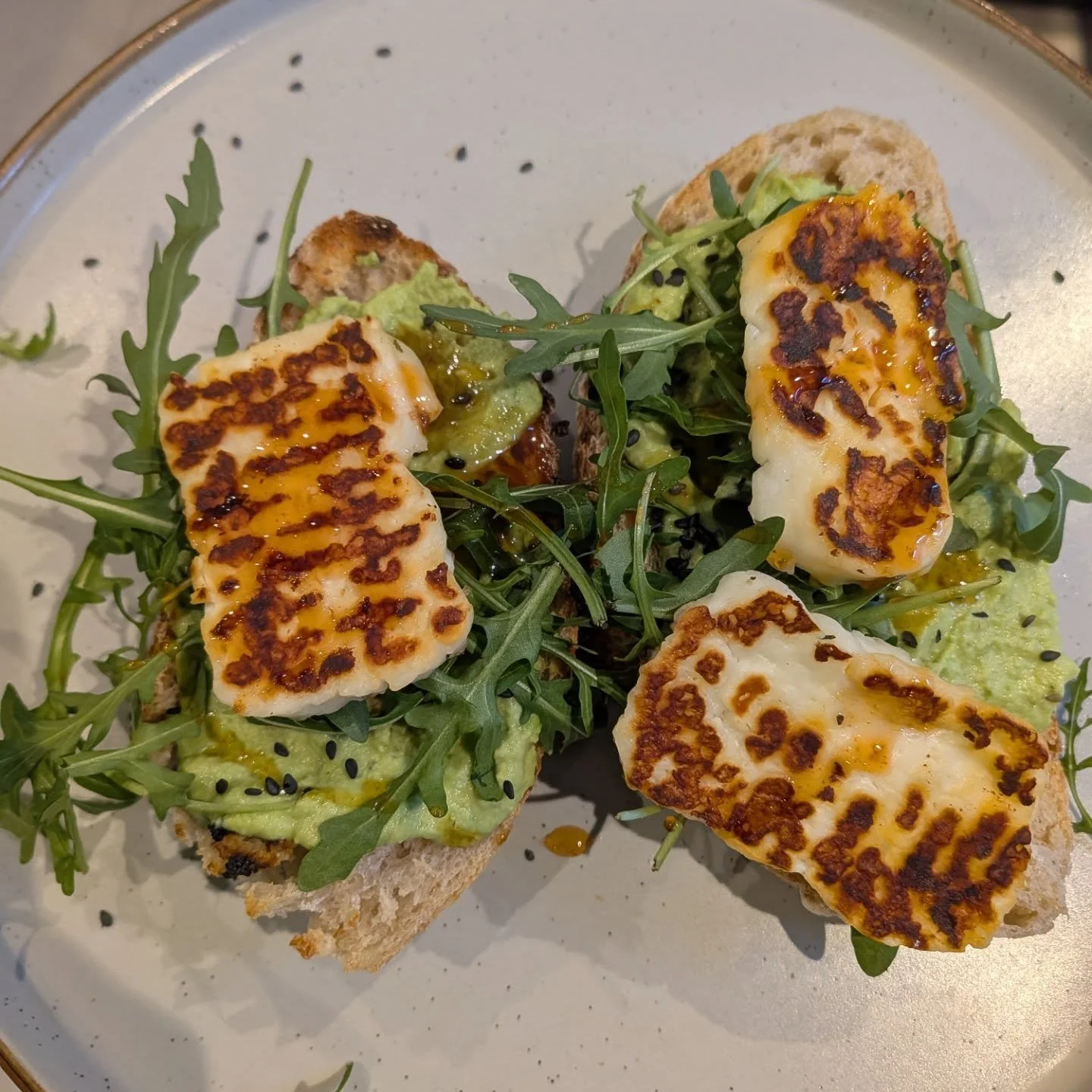 Some recent breakfasts to support my hormones... 💛

🔸 Edamame and pea pesto on toast which contains protein, fibre, vitamins and minerals. Edamame beans also contain plant compounds that can help to promote oestrogen balance. ✅ I also added halloum