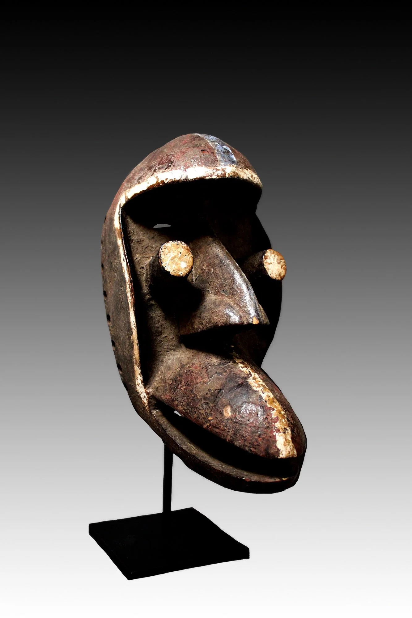 Dan Kran mask was used as agents of social control, protection against illness, death and poor crops.   www.intriguegallery.com