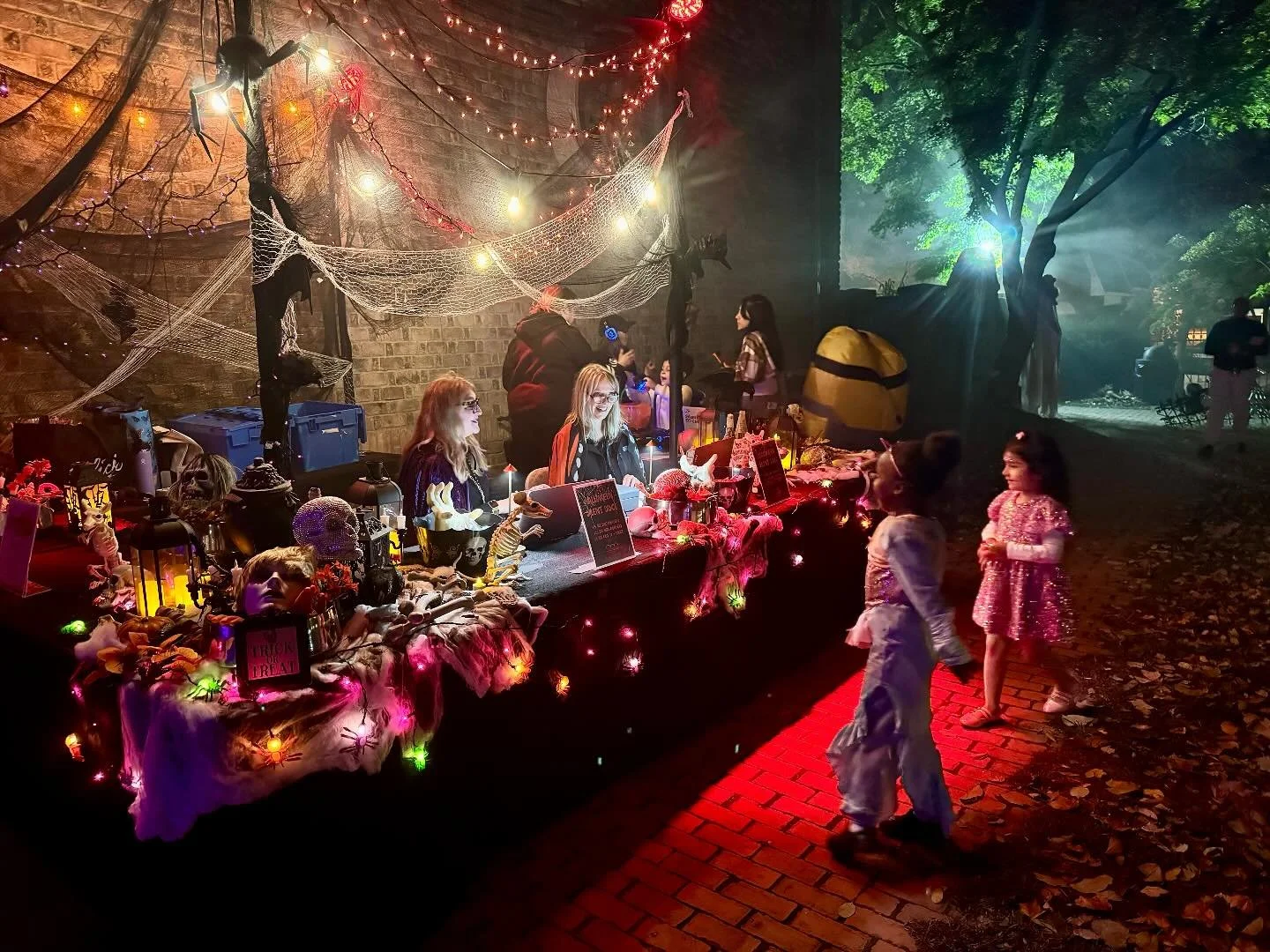 Last year’s Halloween Silent Disco was a blast, and we can’t wait to do it again! ππΊ 
Join us on November 1, 7–10 PM, and dance the night away with Quiet Events’ LED headphones featuring three music channels. π§β¨ Costumes a