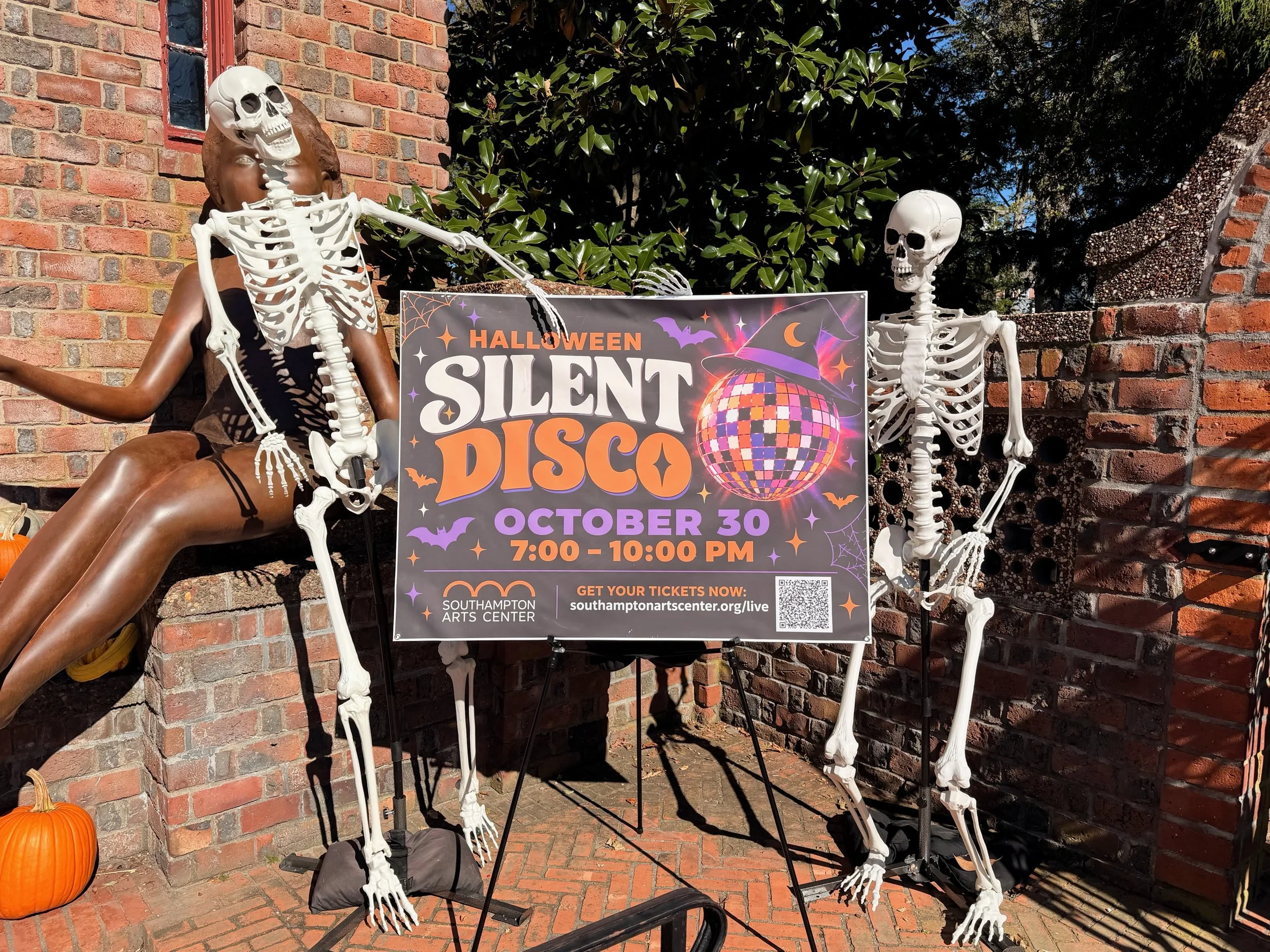 Spooky season has landed at SAC! 🎃👻

Our Halloween decor is up, so take a stroll around Southampton, enjoy the crisp fall air, soak up the charm of the season, and stop by to check out all the Halloween details! 🍂🕸️

#SouthamptonArtsCenter #Hampt