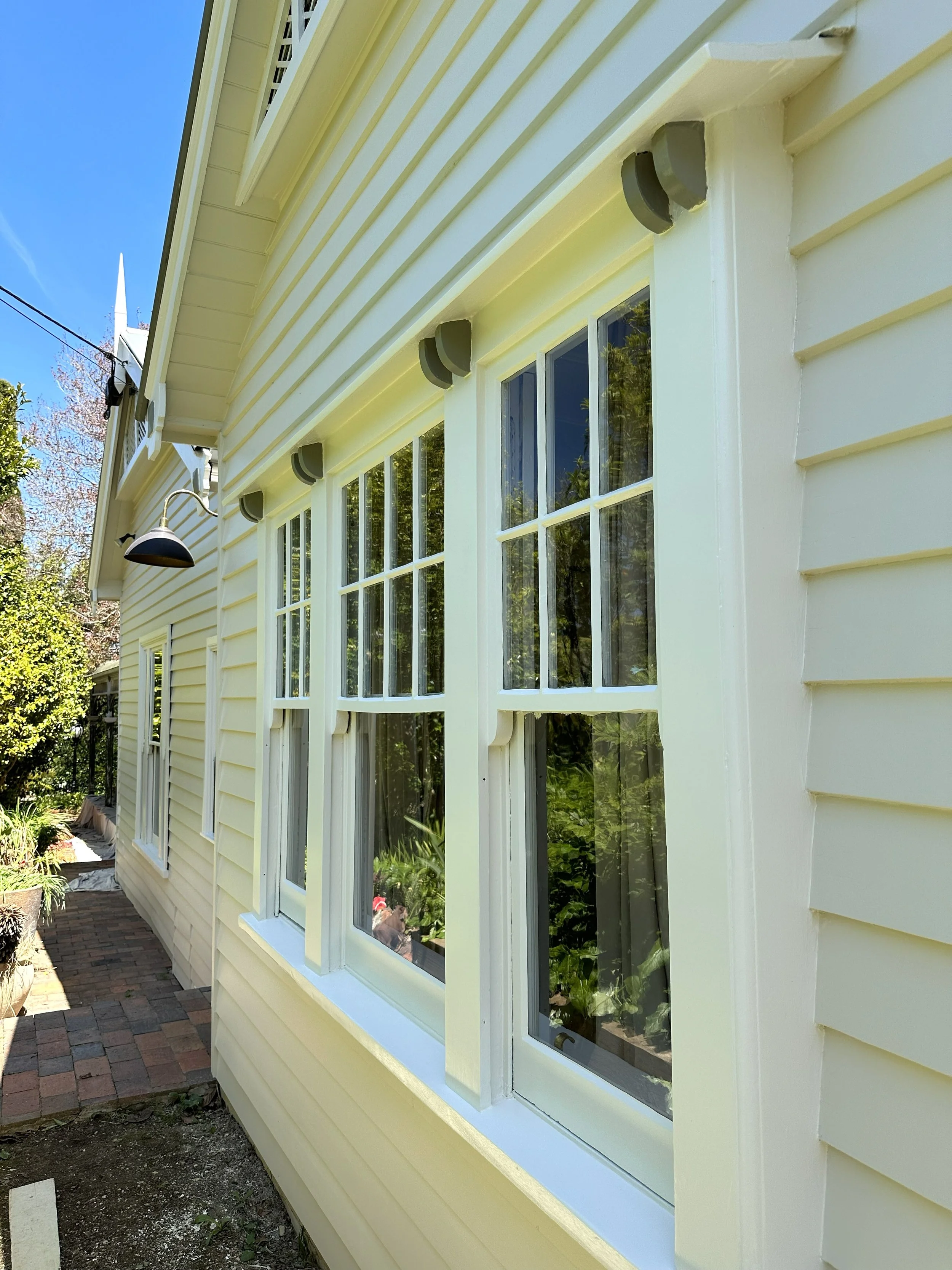 After photo showing fully restored Hamptons‑style sash window with fresh gloss finish
