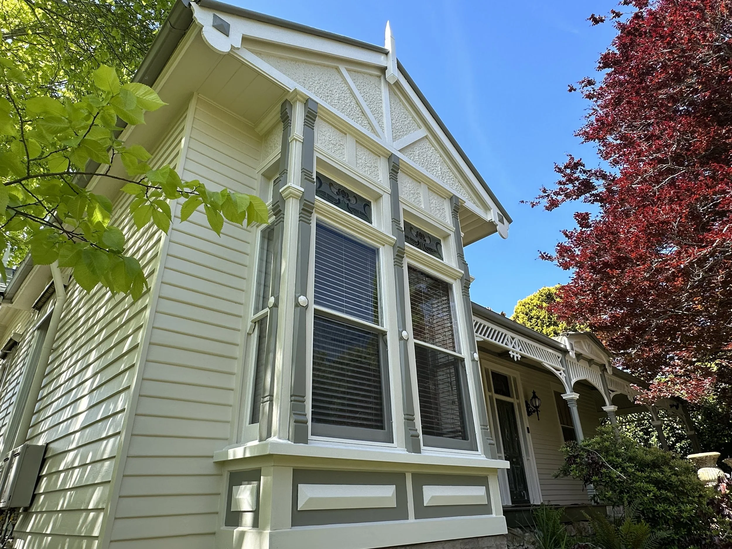 Weatherboard repaint featuring repaired cladding, crisp edges, and premium exterior coating.