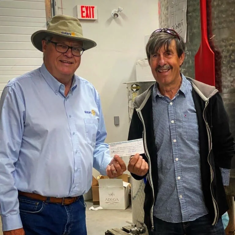 🥳 WANA and Rotary Club of Osoyoos- Osoyoos Mural Project Partners Announcement:

Thank you Alex Nunes for your support and donation!

Bruce Hobin, President Elect, Rotary Club of Osoyoos pictured receiving a donation from Alex Nunes, owner of the Bu