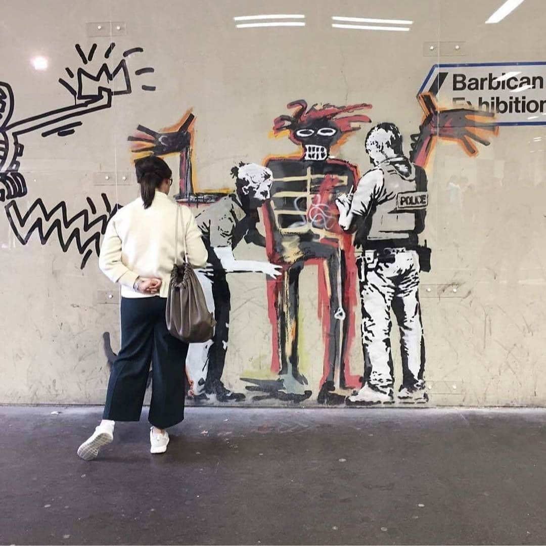 What a great surprise this was. In 2017 @banksy painted an artwork outside the @barbicancentre where the @basquiatart expo 'Boom for Real&acute; took place. We were visiting @l_d_f_official . Still feeling very lucky to have been at the right place a