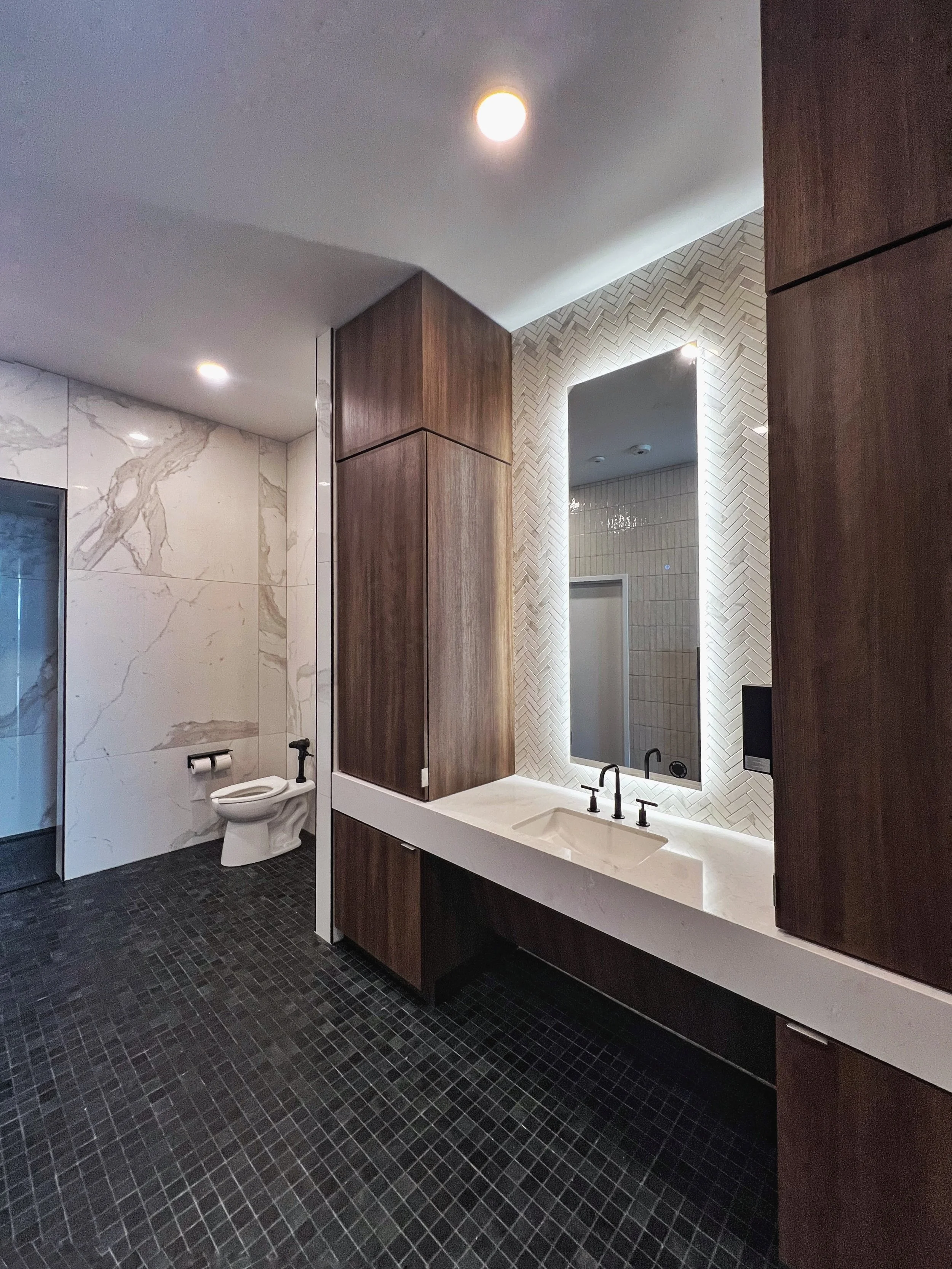 26th Floor - CEO Restroom.jpg