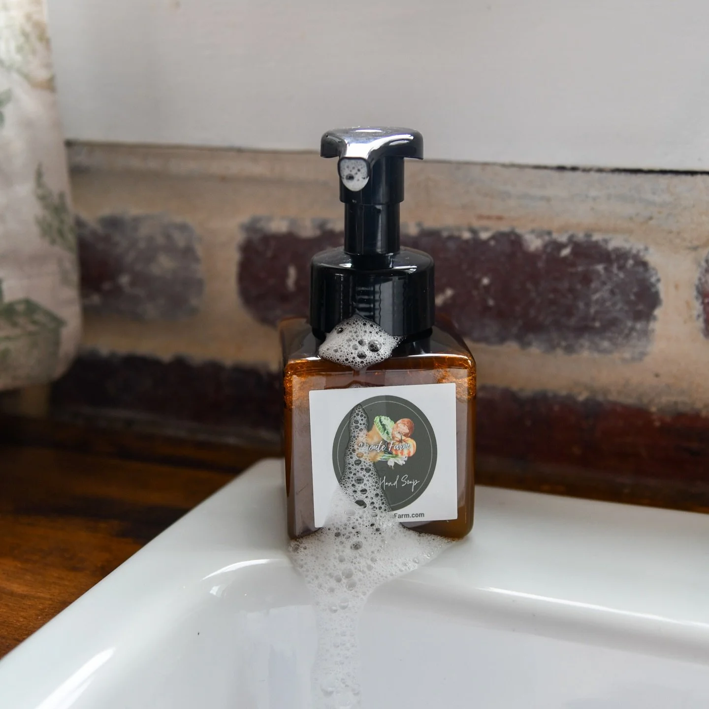 What&rsquo;s in your hand wash?

Most conventional hand soaps are filled with synthetic detergents, harsh preservatives, and toxic additives that do more harm than good&mdash;stripping your skin and disrupting your body&rsquo;s natural balance.

Our 