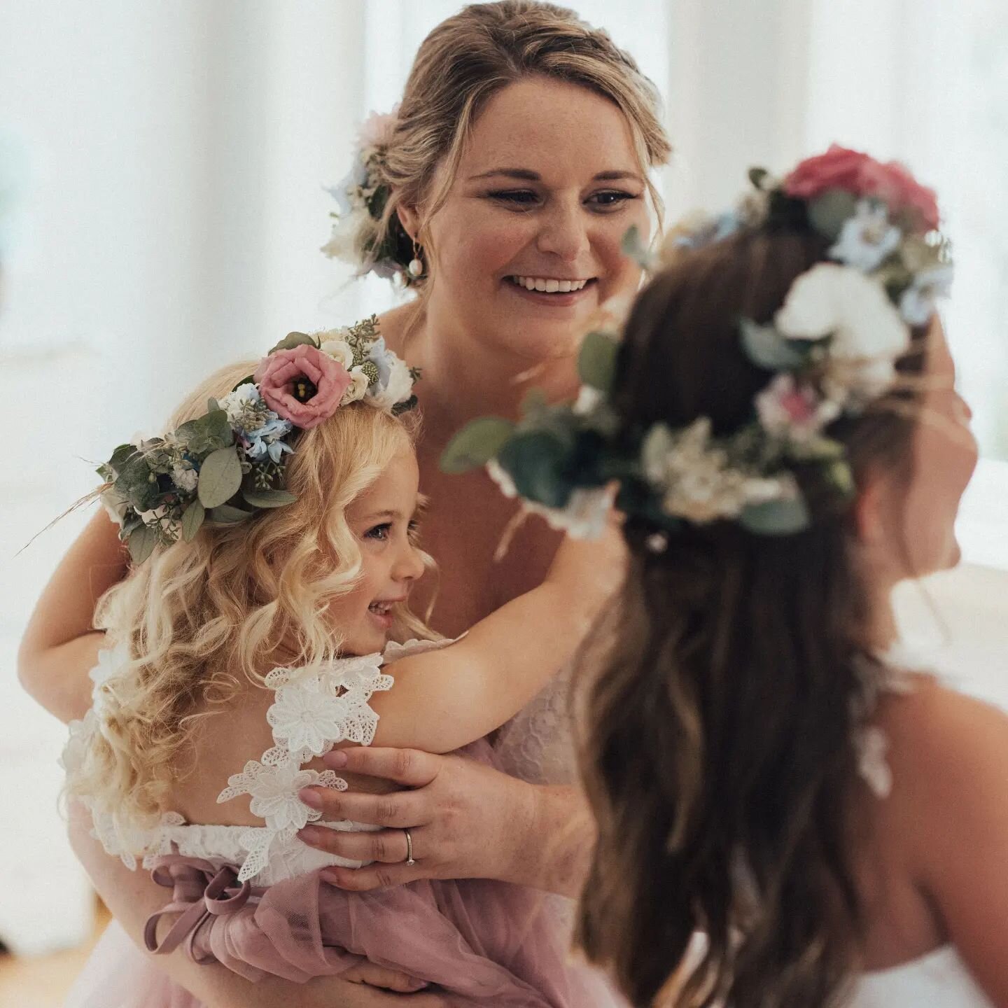Flower crowns and combs...
I am fully aware that I'm a bit partial, but I just love flowers in hair so much. If it's a full crown, a few loose blooms, or a comb like Nicole had, it's so special.
It's such a fun accent that, expecially if you're not w
