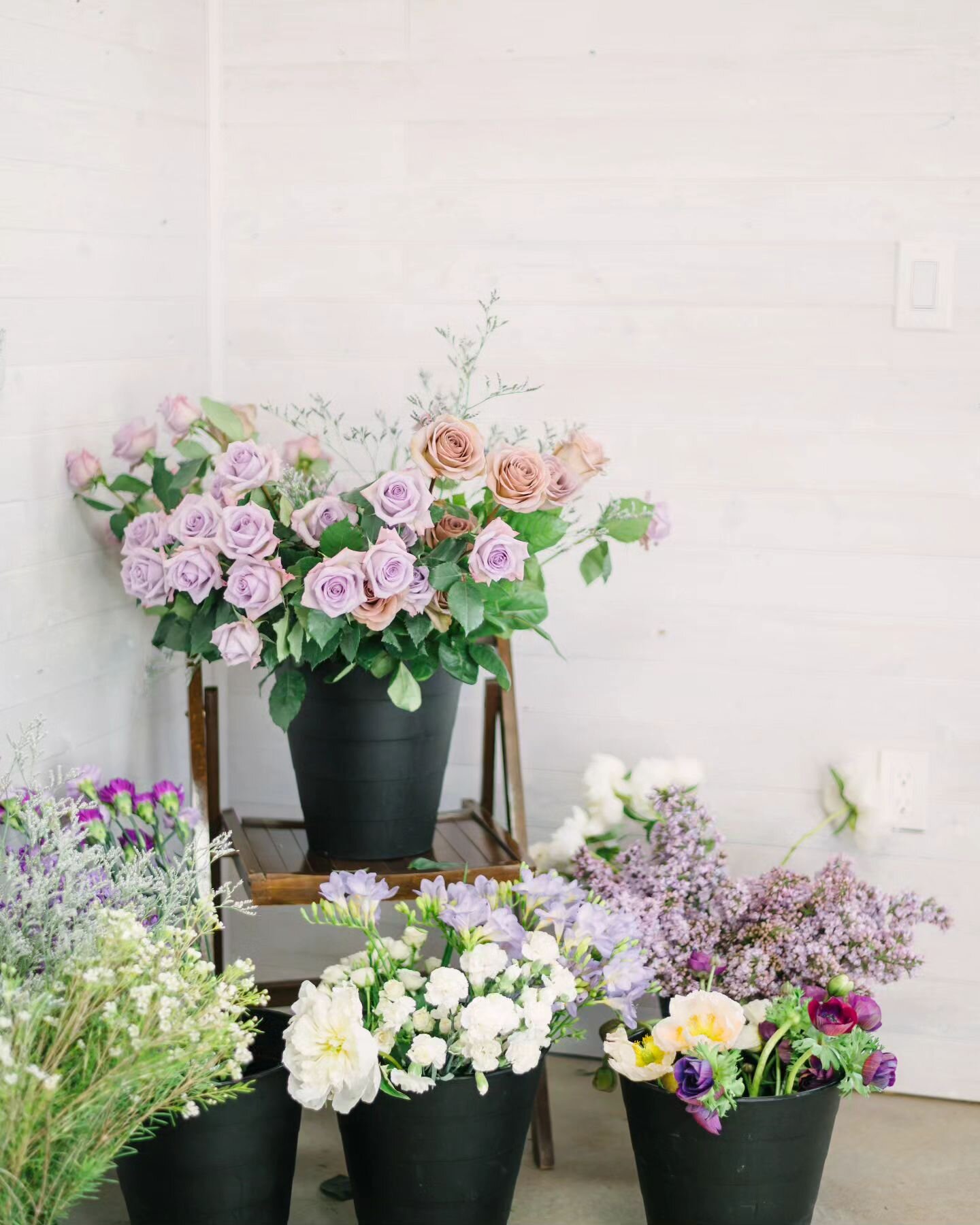 Ive been spending quite a bit of time in my studio this week spring cleaning, reorganizing, washing vases, and prepping for next week's wedding, the first of the 2023 wedding season. It's so nice to spend some slow time, and let the anticipation buil