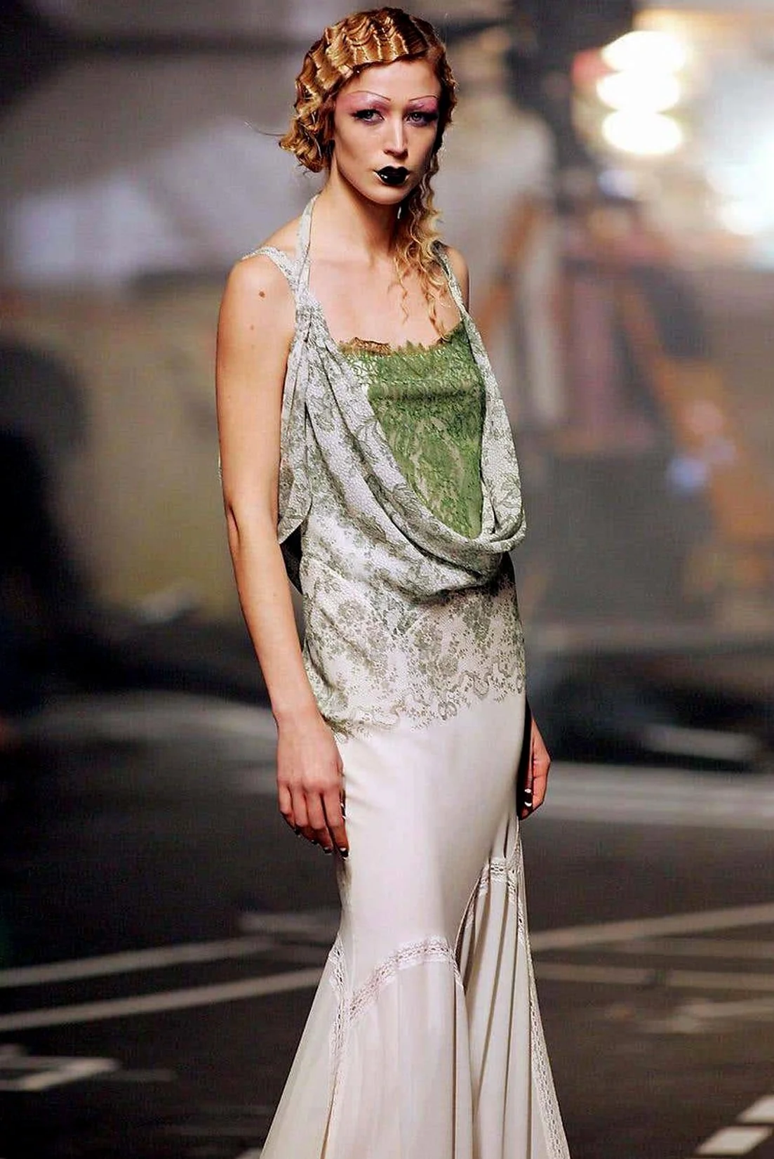 GALLIANO_F05_WHITEBIASCOWLDRESS-GRNLACEPRNT-SHOW_RES150.jpg