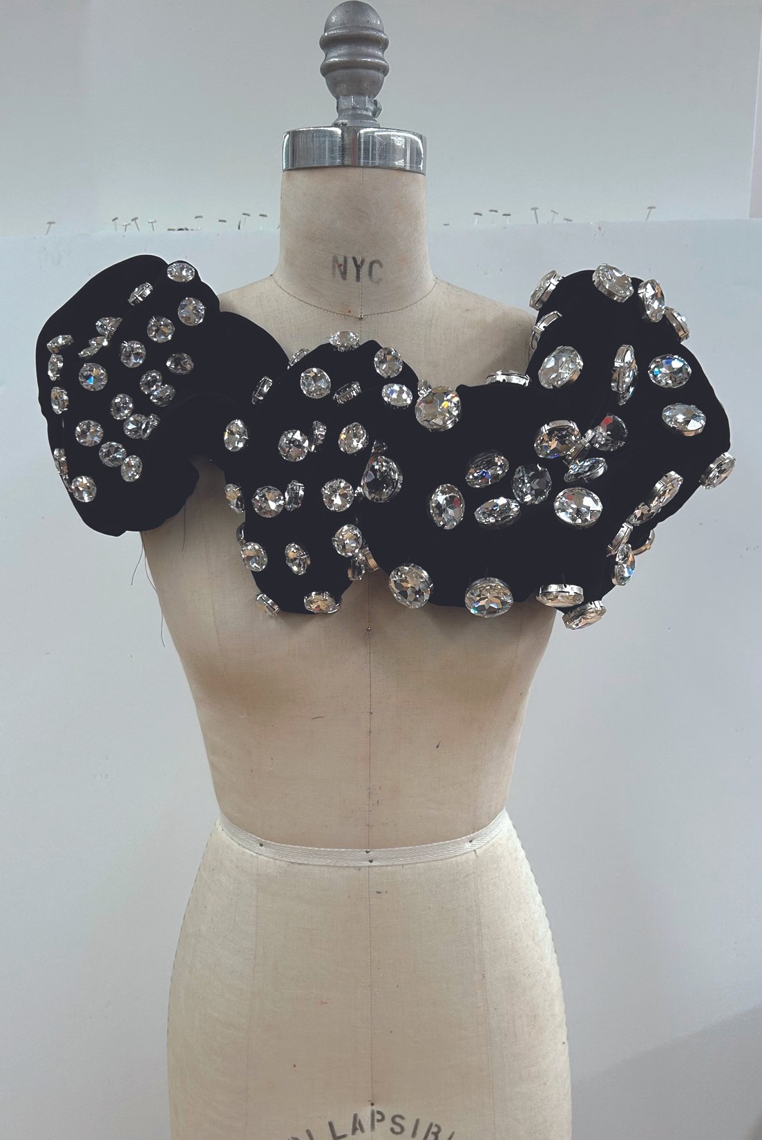 FALL25_BLOBS_WEB_PROCESS_BLKCRYSTALBOW_DRAPE1_RES150.jpg