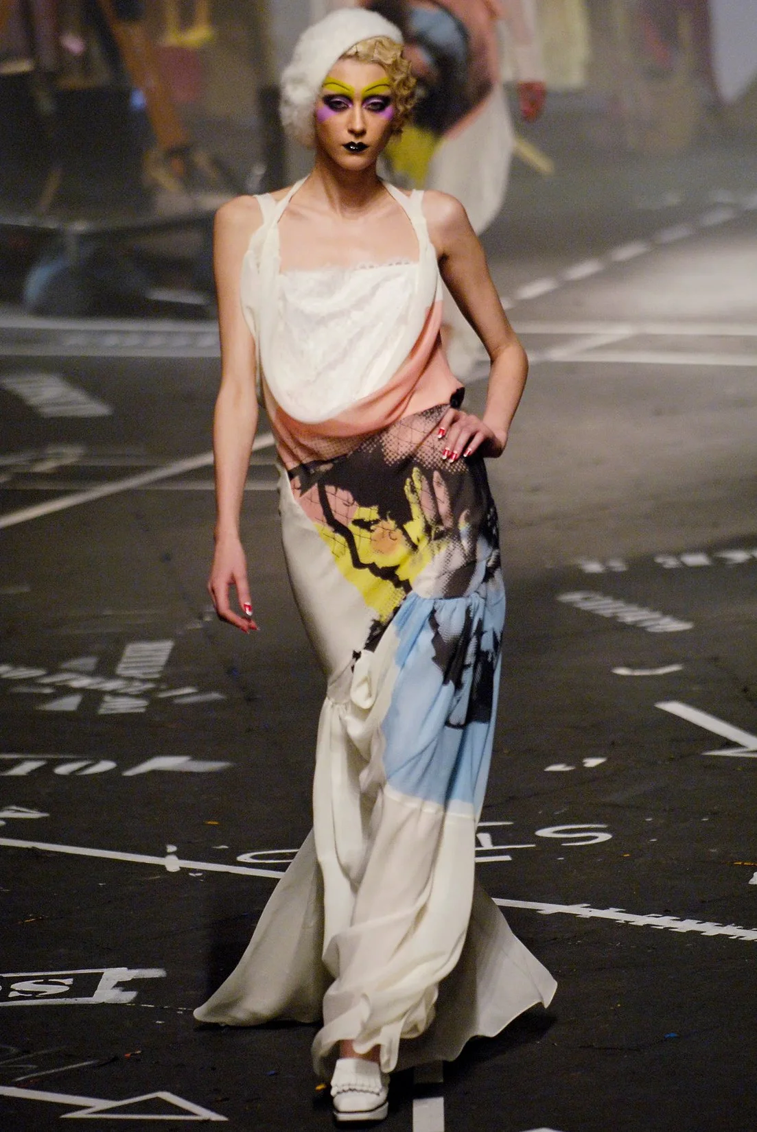 GALLIANO_F05_WHITEBIASCOWLDRESS-ANASTASIA-SHOW_RES150.jpg