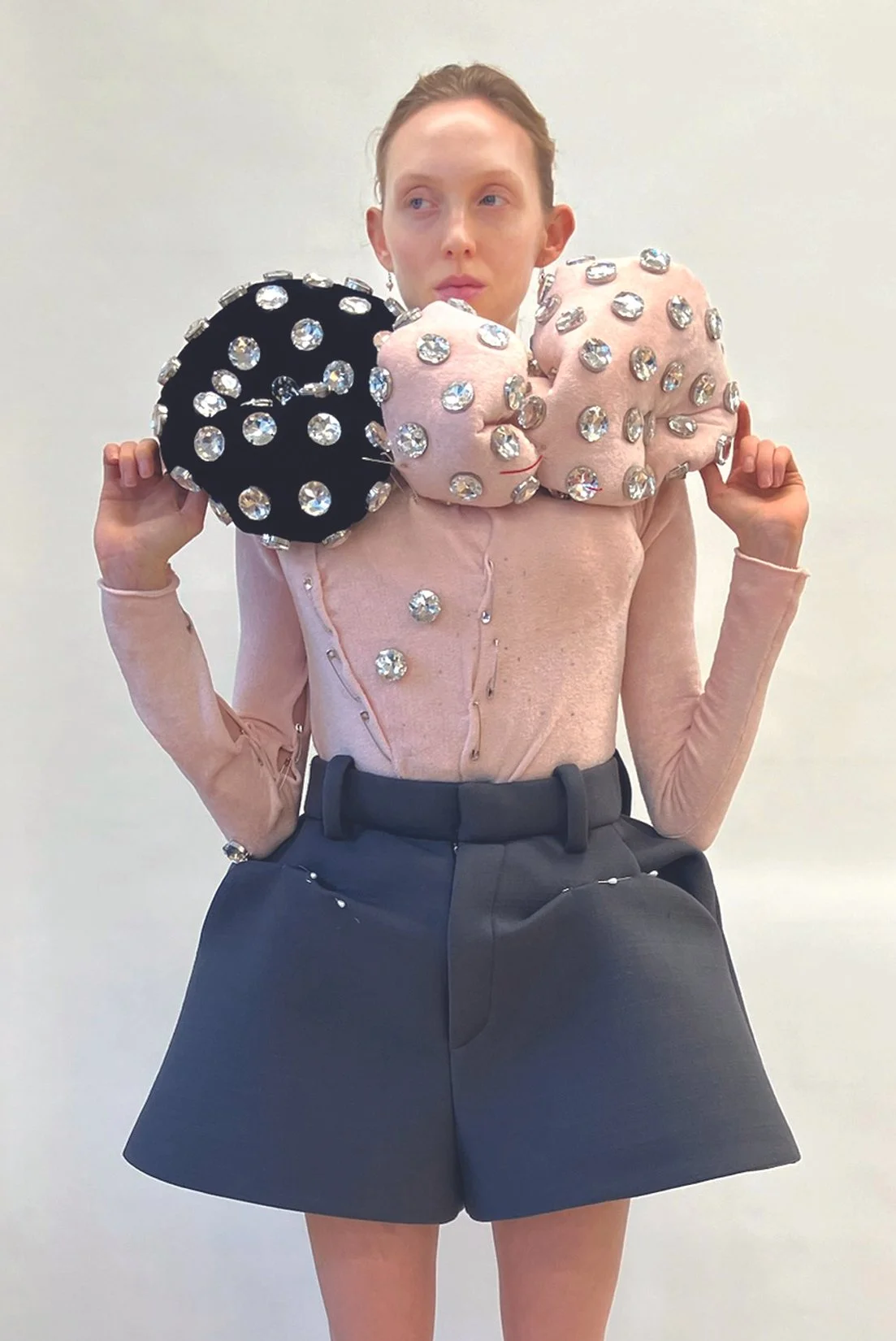 FALL25_BLOBS_WEB_PROCESS_BLKCRYSTALBOW_FITTING_RES150.jpg