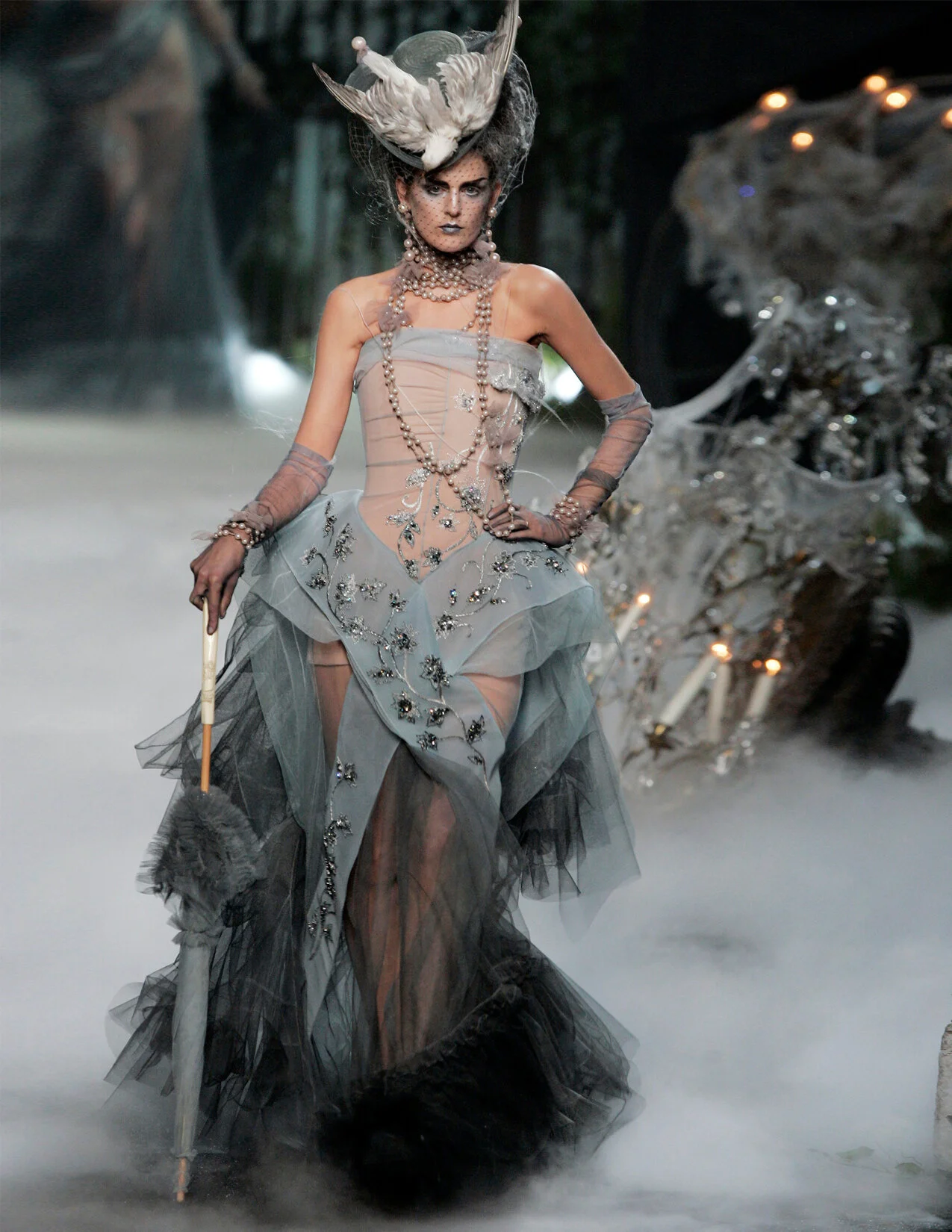 DIOR_HC_F05_GREYTULLESCISSORFRONT_STELLARUNWAY_RES150.jpg