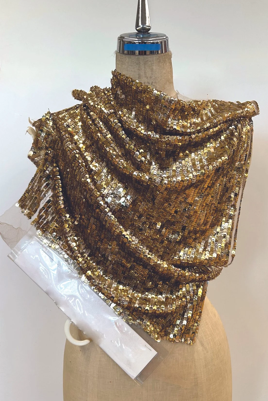 MJ_F23_GOLDSEQUINS_DRAPE_RES150.jpg