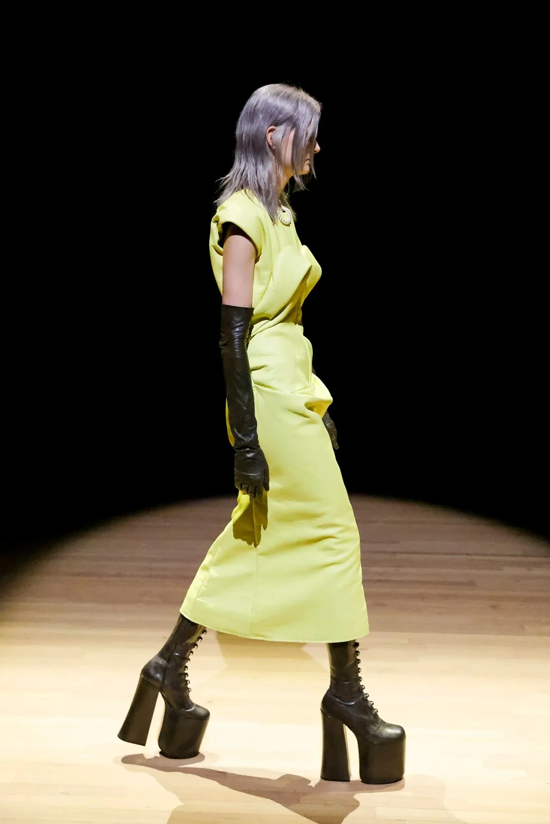 MJ_S23_LEATHERBREASTDARTS_YELLOWSHOW_RES150.jpg