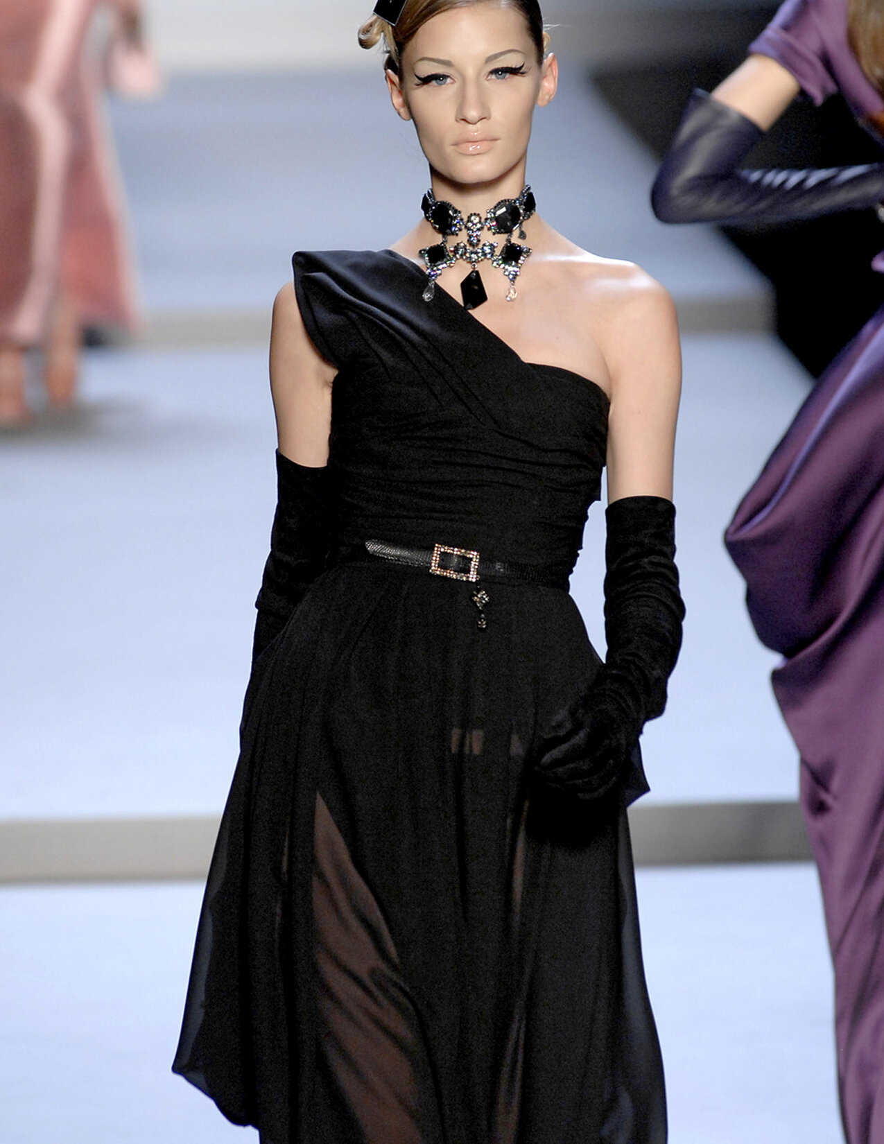 DIOR_PAP_F07_BLKGGGOWN_DETAIL_RES150.jpg