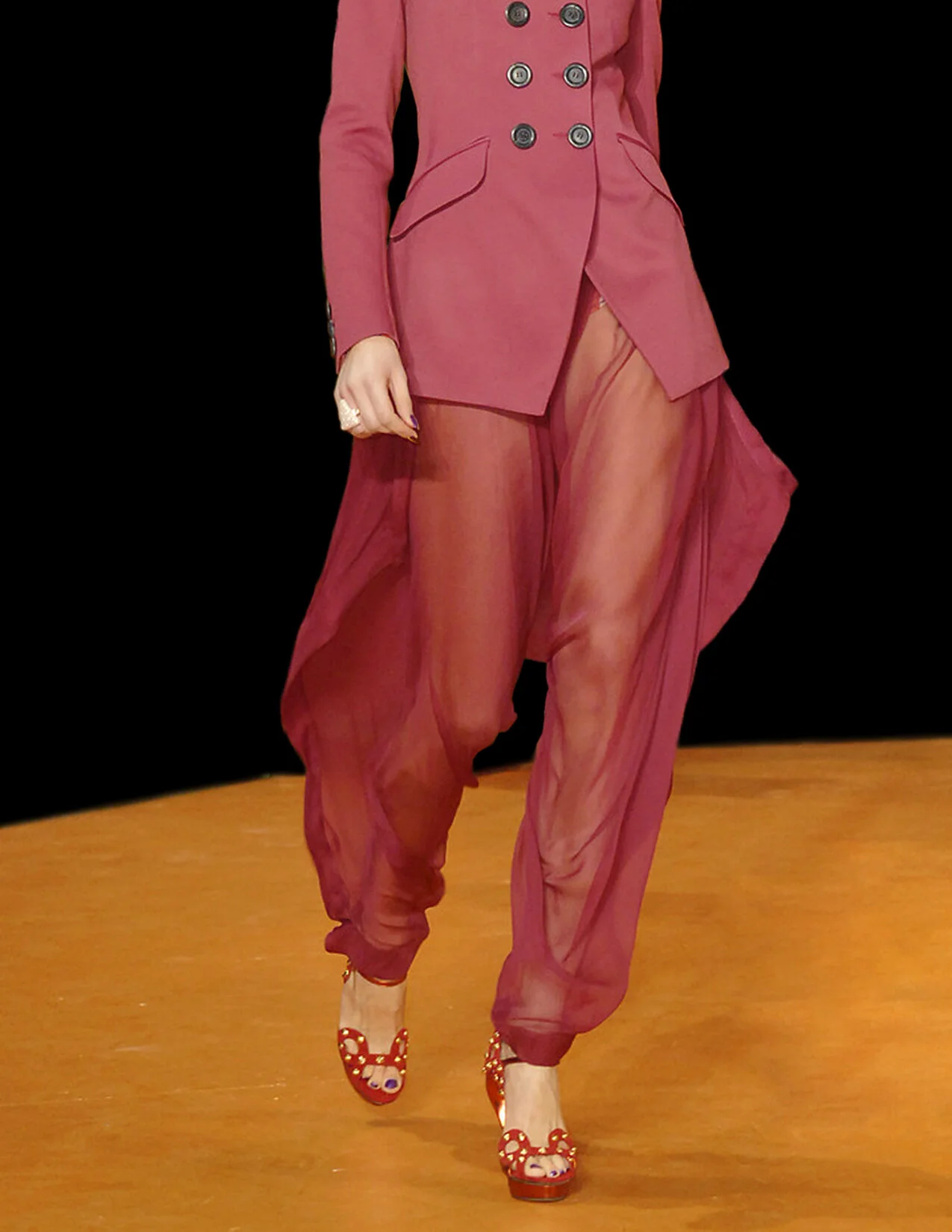 GALLIANO_F08_REDCHIFFONPANTS_RUNWAYDETAIL_RES150.jpg