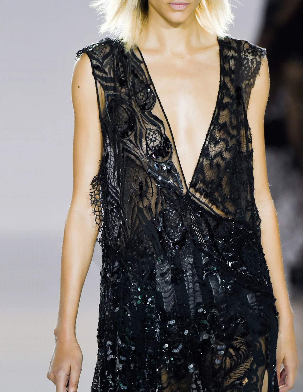 MJ_F16_BLKLACE_RUNWAY_RES150.jpg