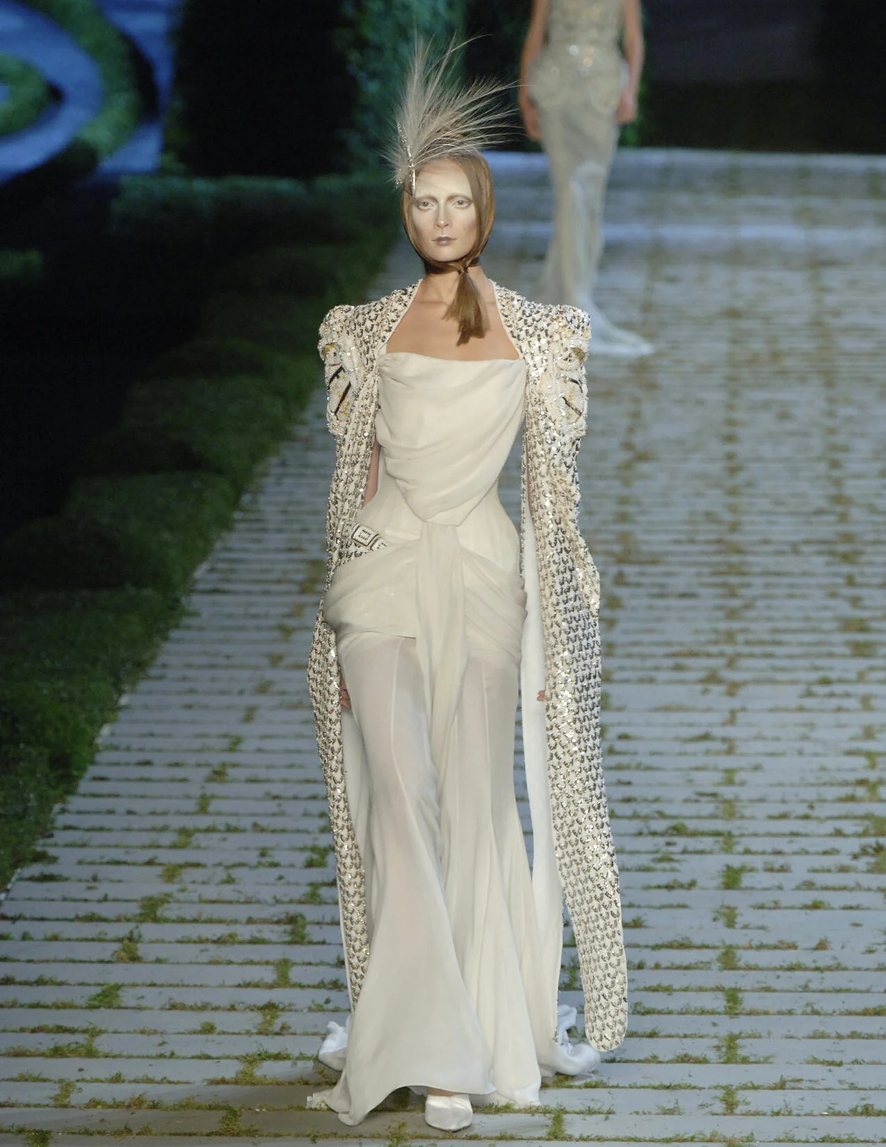 DIOR_HCF06_WHITEDRAPEDRESS+CAPE_RUNWAY_RES150.jpg