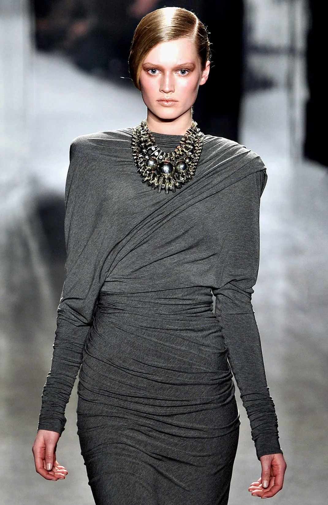 DK_F09__GREYJERSEYDRESS_RUNWAY_CLOSEUP_RES150_CROP.jpg